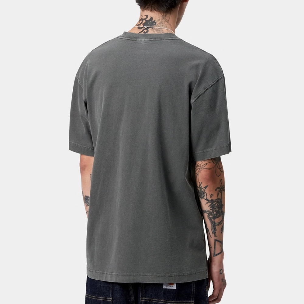 “Carhartt WIP Vista T-Shirt in Schwarz. Lockeres Shirt aus Baumwolljersey, mit kleinem Logo-Stick auf der Brust.“