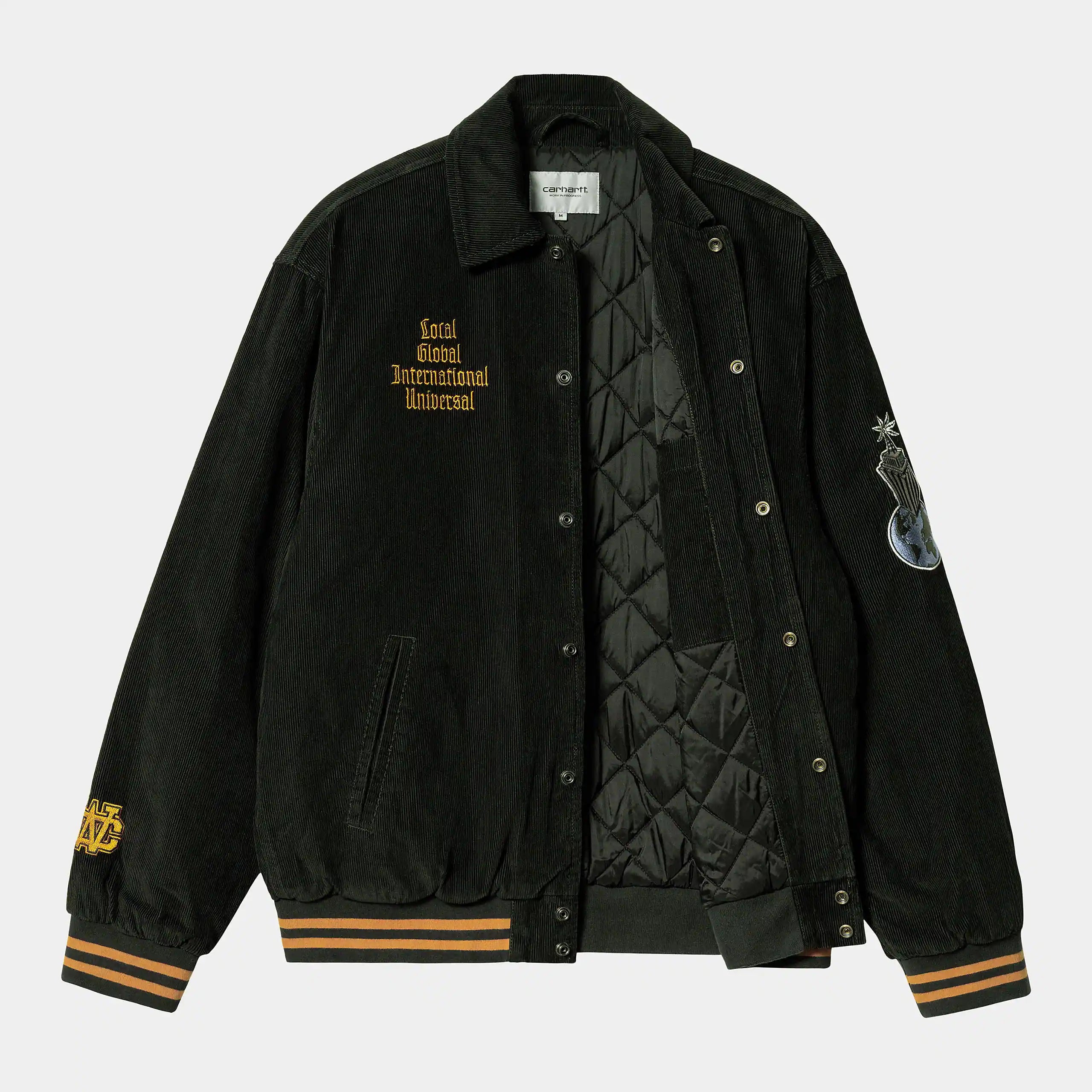 “Dunkelgrüne Carhartt WIP Letterman Jacket mit gelben Ärmeln, gesticktem Logo auf der Brust und Rippstrickbündchen.“