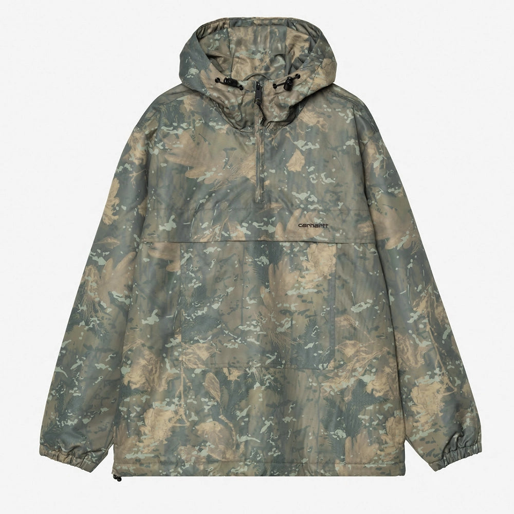 “Carhartt WIP Winter-Windbreaker in Camouflage-Grün. Gefütterter Pullover aus wasserabweisendem Nylon-Taft, mit Kängurutasche erhältlich bei Stickabush Berlin.“
