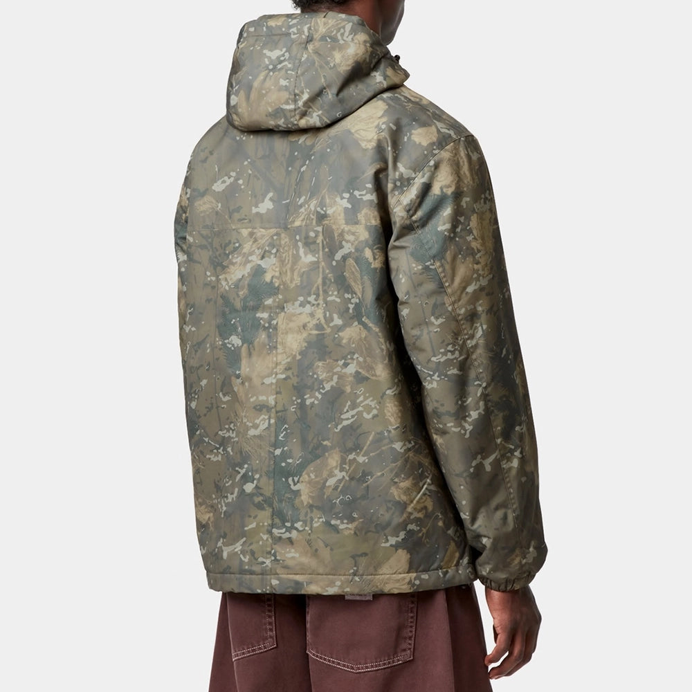 “Carhartt WIP Winter-Windbreaker in Camouflage-Grün. Gefütterter Pullover aus wasserabweisendem Nylon-Taft, mit Kängurutasche erhältlich bei Stickabush Berlin.“