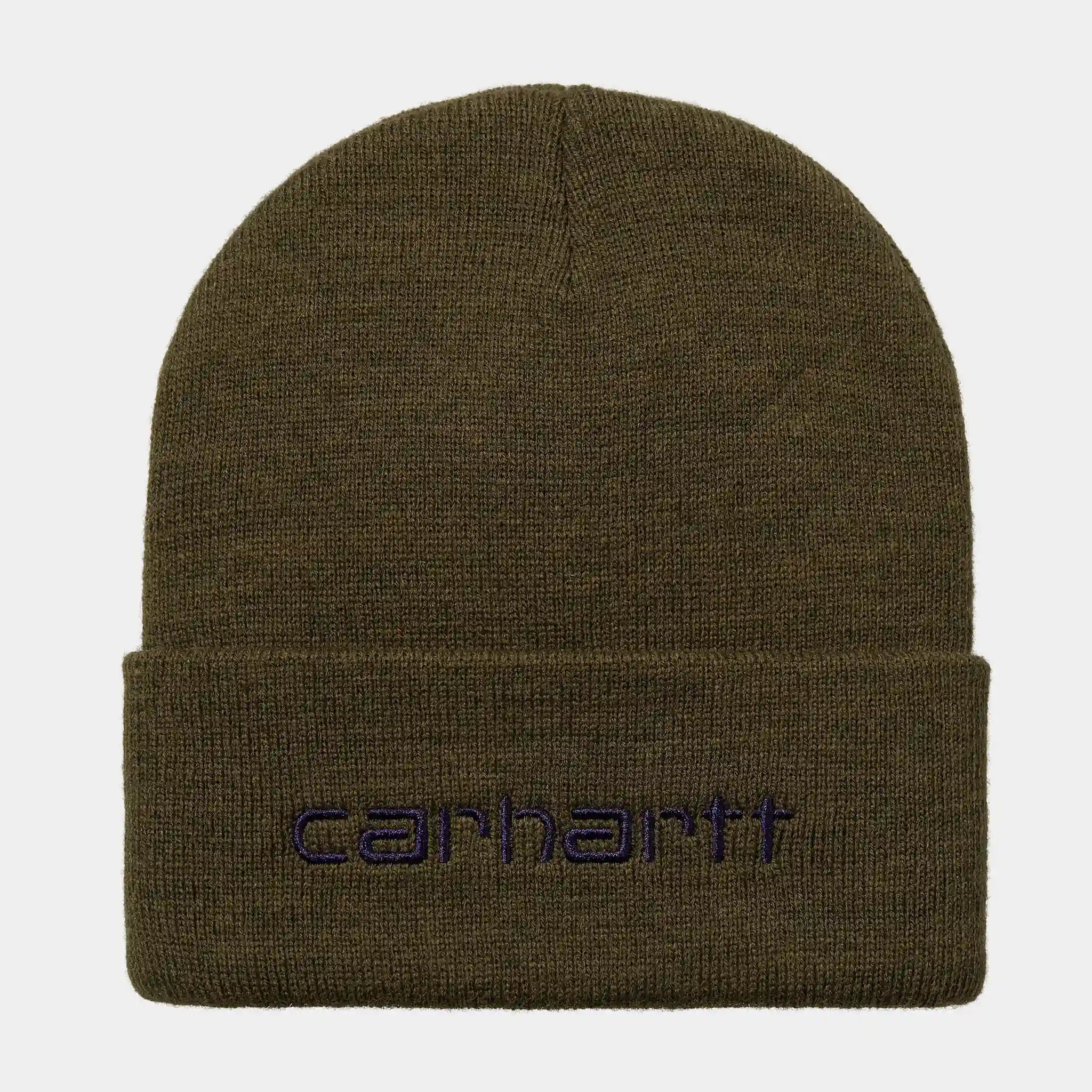 “Zweifarbige Carhartt WIP Script Beanie in Highland (Grün) und Cassis (Violett). Gerippte Strickmütze, kontrastierendes gesticktes Carhartt-Schriftlogo am Bund. Warme Acrylfaser.“