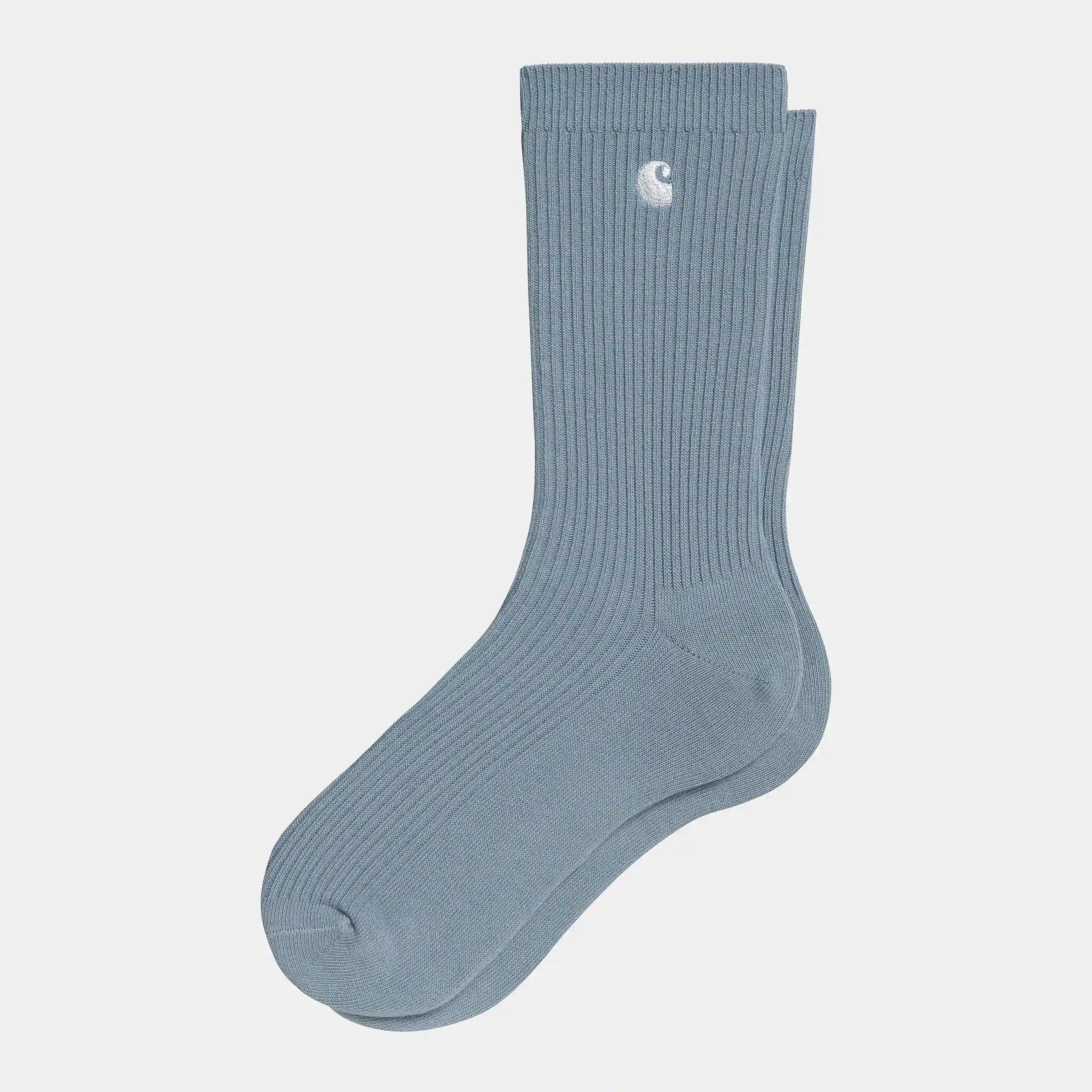 Carhartt WIP Madison 2 Pack Socks. Zwei Paar Socken in Hellblau und Weiß, gerippt, mit gesticktem Carhartt WIP Logo am Schaft.