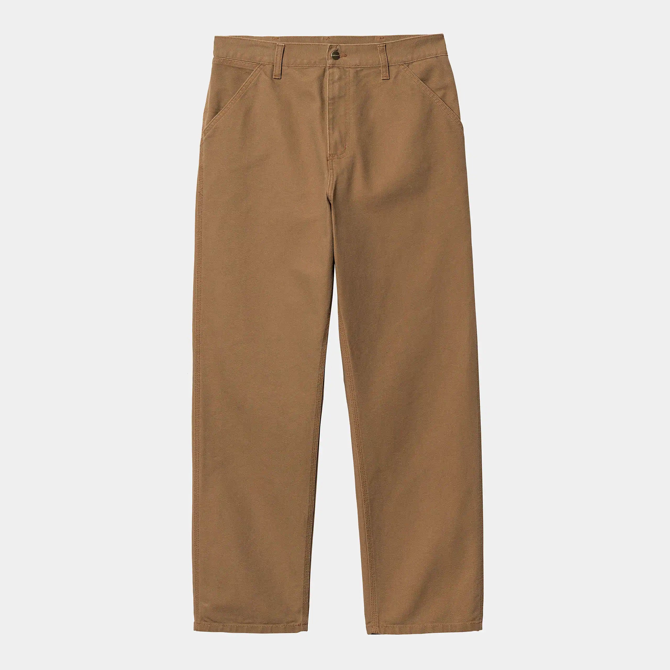 "Carhartt WIP Simple Pant – Hamilton Brown. Braune Hose aus Baumwoll-Twill, mit geradem, lockeren Schnitt, fünf Taschen, Nietenverstärkungen und Carhartt WIP Logo-Label."
