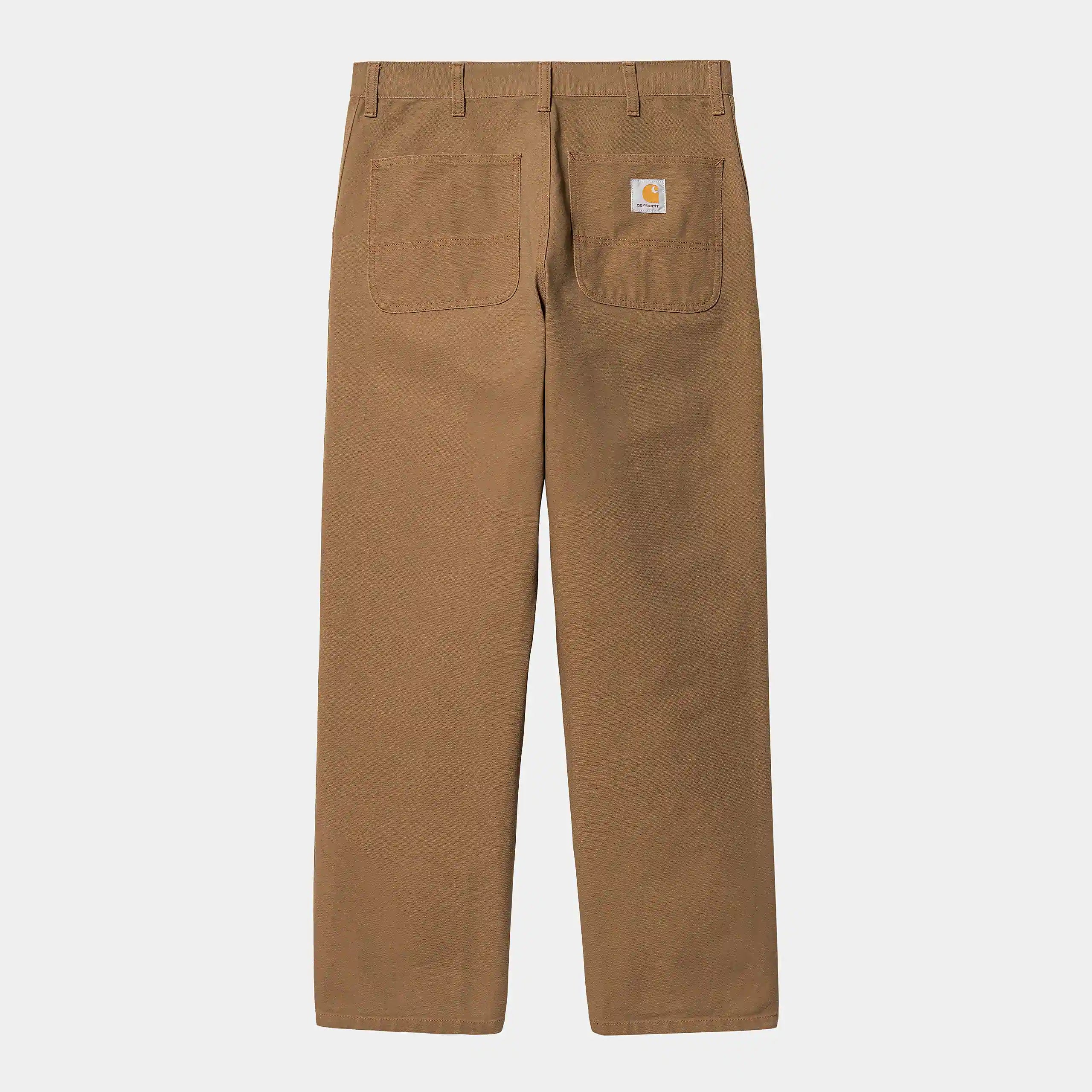 "Carhartt WIP Simple Pant – Hamilton Brown. Braune Hose aus Baumwoll-Twill, mit geradem, lockeren Schnitt, fünf Taschen, Nietenverstärkungen und Carhartt WIP Logo-Label."
