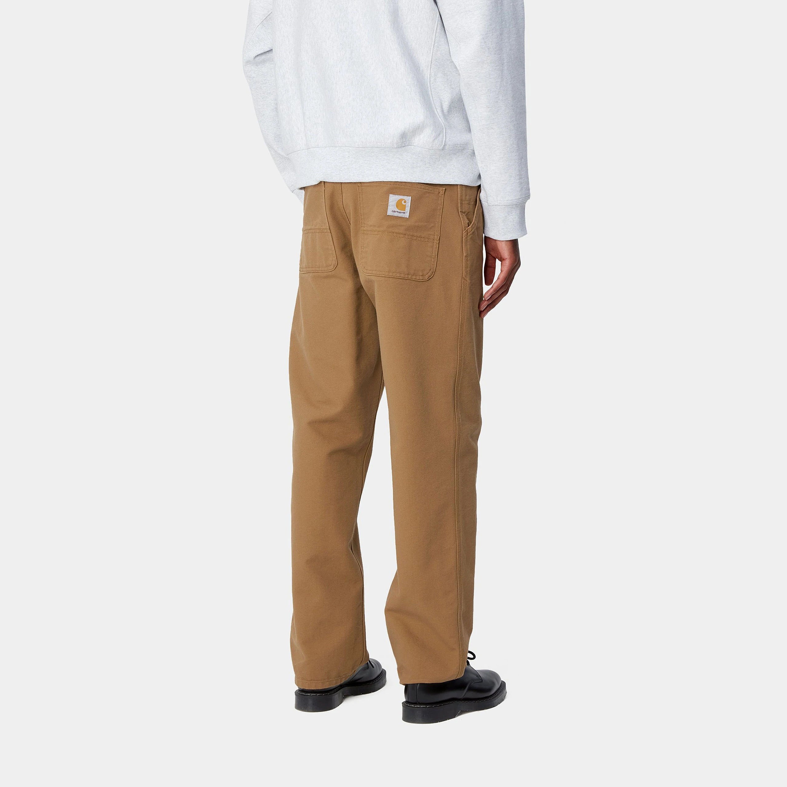 "Carhartt WIP Simple Pant – Hamilton Brown. Braune Hose aus Baumwoll-Twill, mit geradem, lockeren Schnitt, fünf Taschen, Nietenverstärkungen und Carhartt WIP Logo-Label."