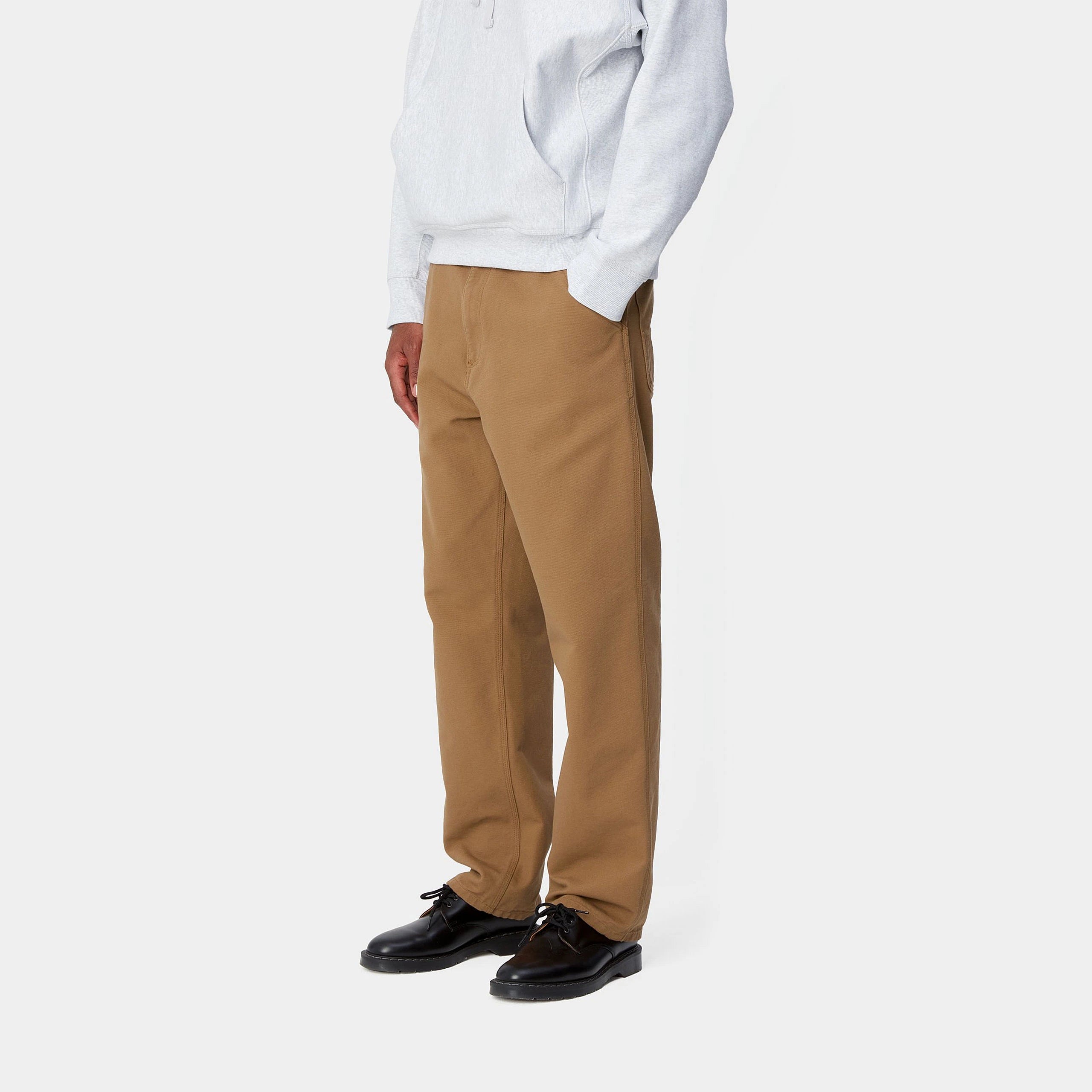 "Carhartt WIP Simple Pant – Hamilton Brown. Braune Hose aus Baumwoll-Twill, mit geradem, lockeren Schnitt, fünf Taschen, Nietenverstärkungen und Carhartt WIP Logo-Label."
