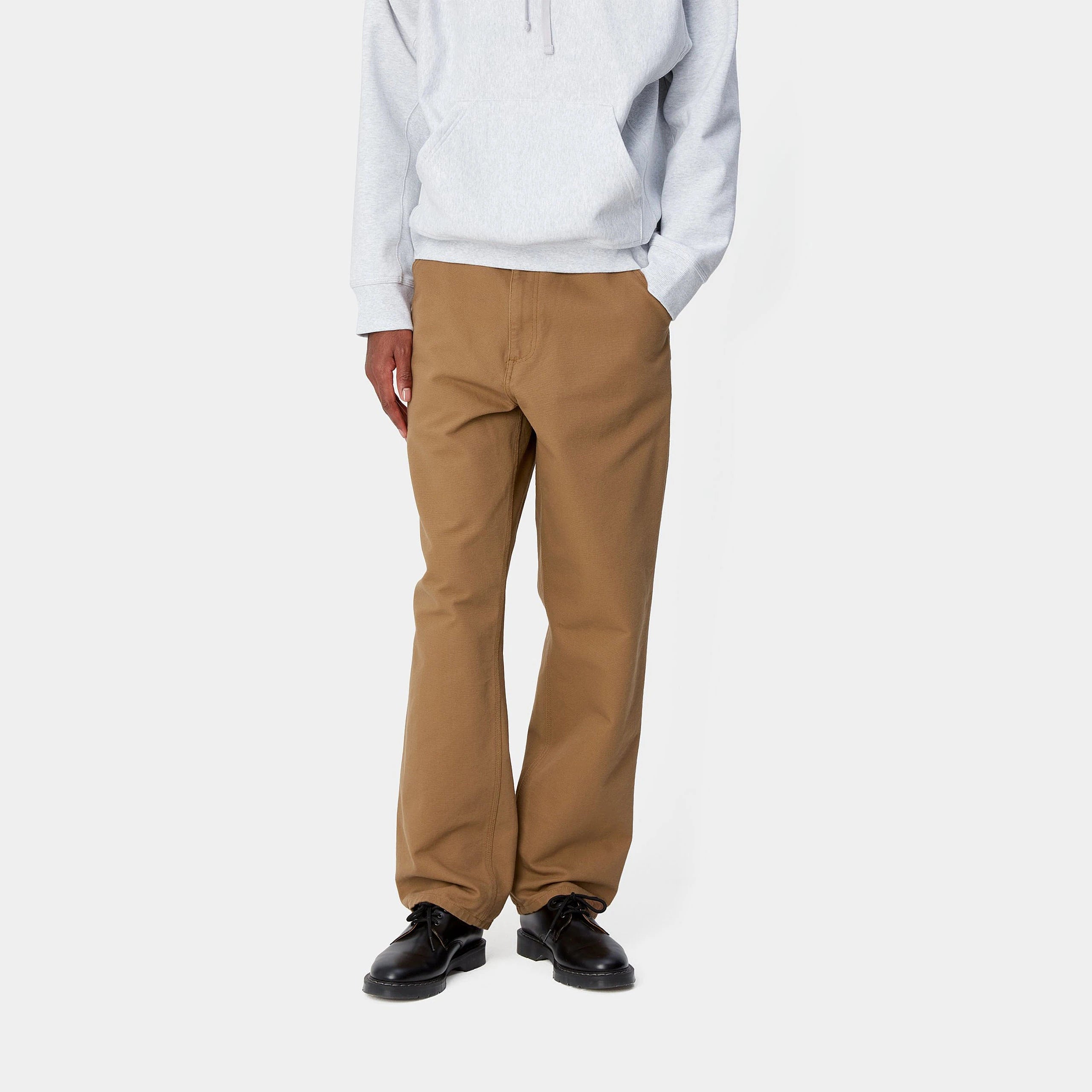 "Carhartt WIP Simple Pant – Hamilton Brown. Braune Hose aus Baumwoll-Twill, mit geradem, lockeren Schnitt, fünf Taschen, Nietenverstärkungen und Carhartt WIP Logo-Label."