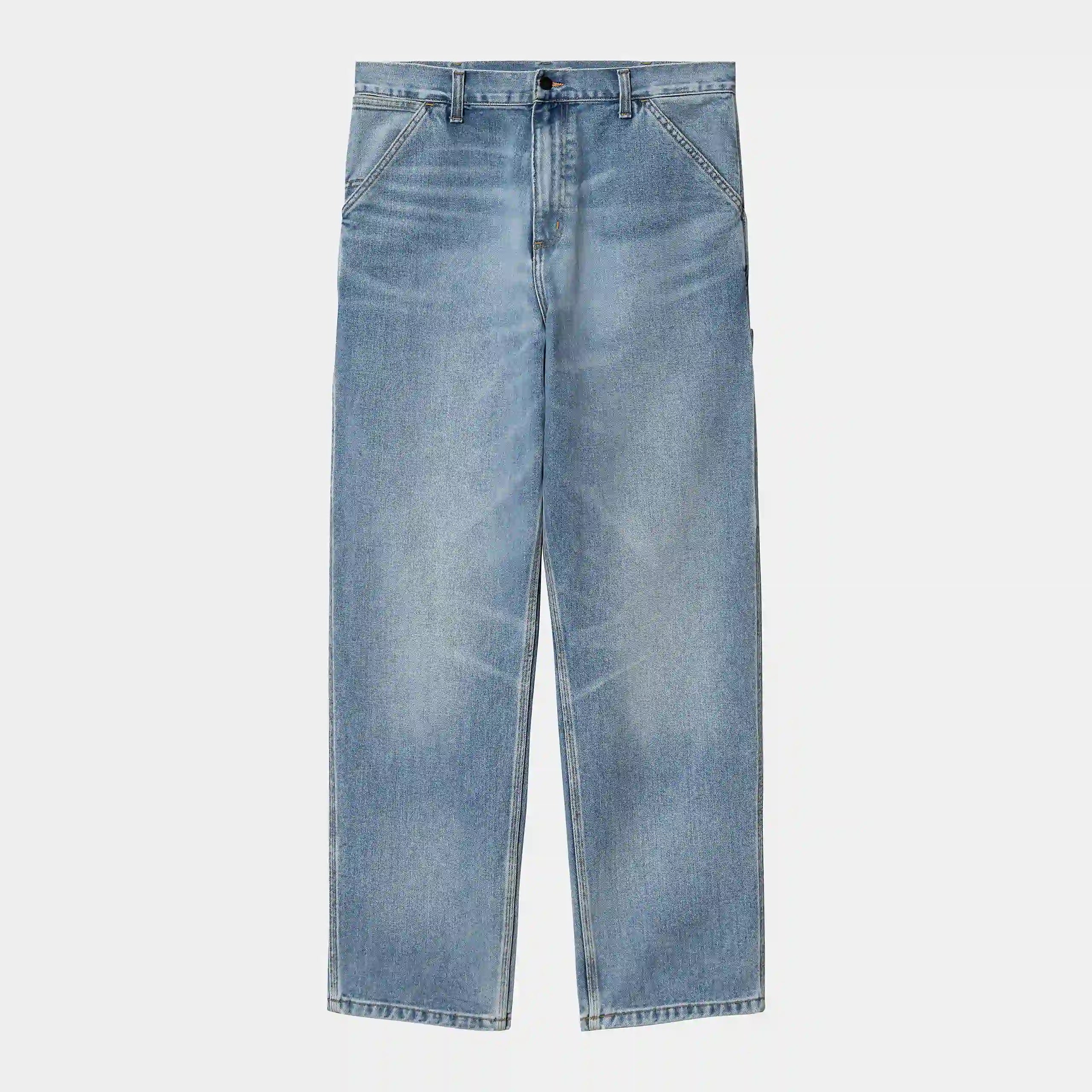 “Carhartt WIP Single Knee Pant – Blue (light used wash). Hellblaue Worker-Jeans aus strapazierfähigem Denim mit geradem Schnitt und aufgesetzten Gesäßtaschen.“