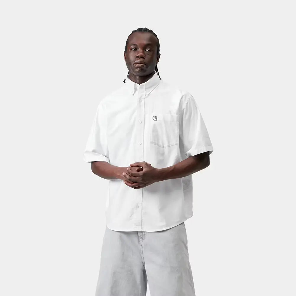 “Carhartt WIP S/S Braxton Shirt in Weiß mit Brusttasche und kleiner Logo-Stickerei, Kurzarmhemd aus Popeline bei Stickabush Berlin.“ 