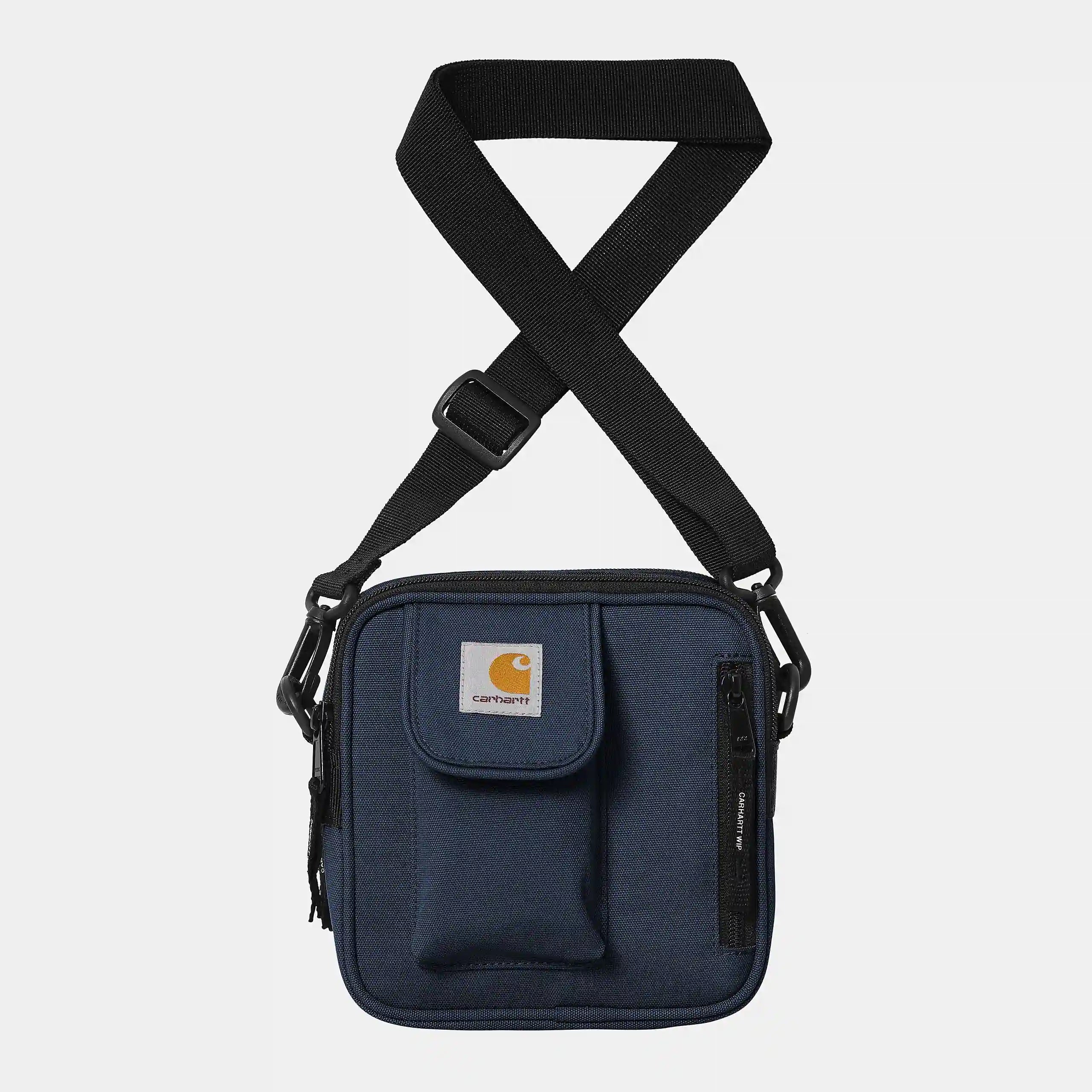 Carhartt WIP Essentials Bag, Small – Blue. Kleine, blaue Umhängetasche aus wasserabweisendem Polyester mit verstellbarem Riemen, Reißverschlüssen und Logo-Label.