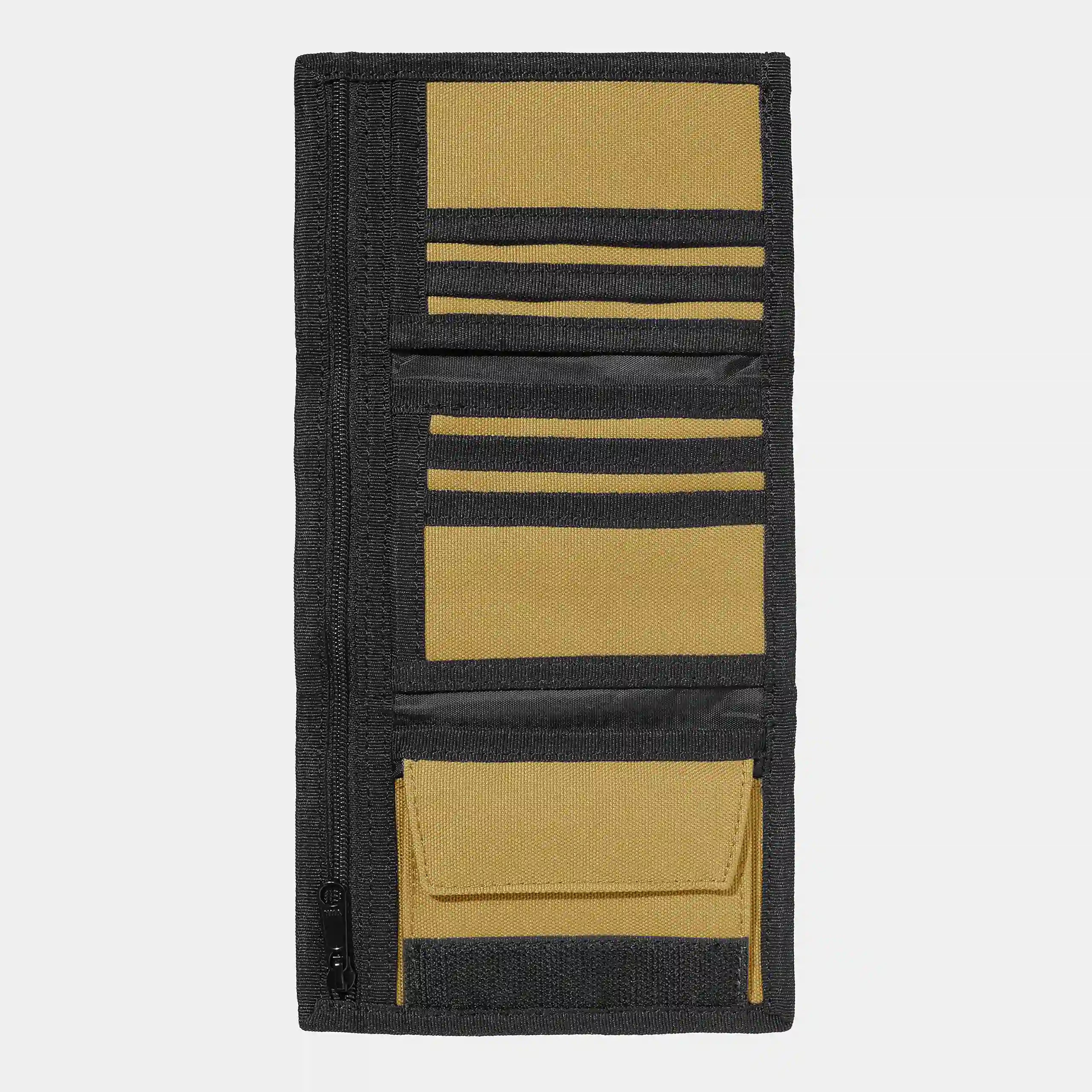 “Bourbon farbenes Carhartt WIP Alec Wallet aus robustem Material mit mehreren Kartenfächern, Schein- und Münzfach, sowie Logo-Patch.“