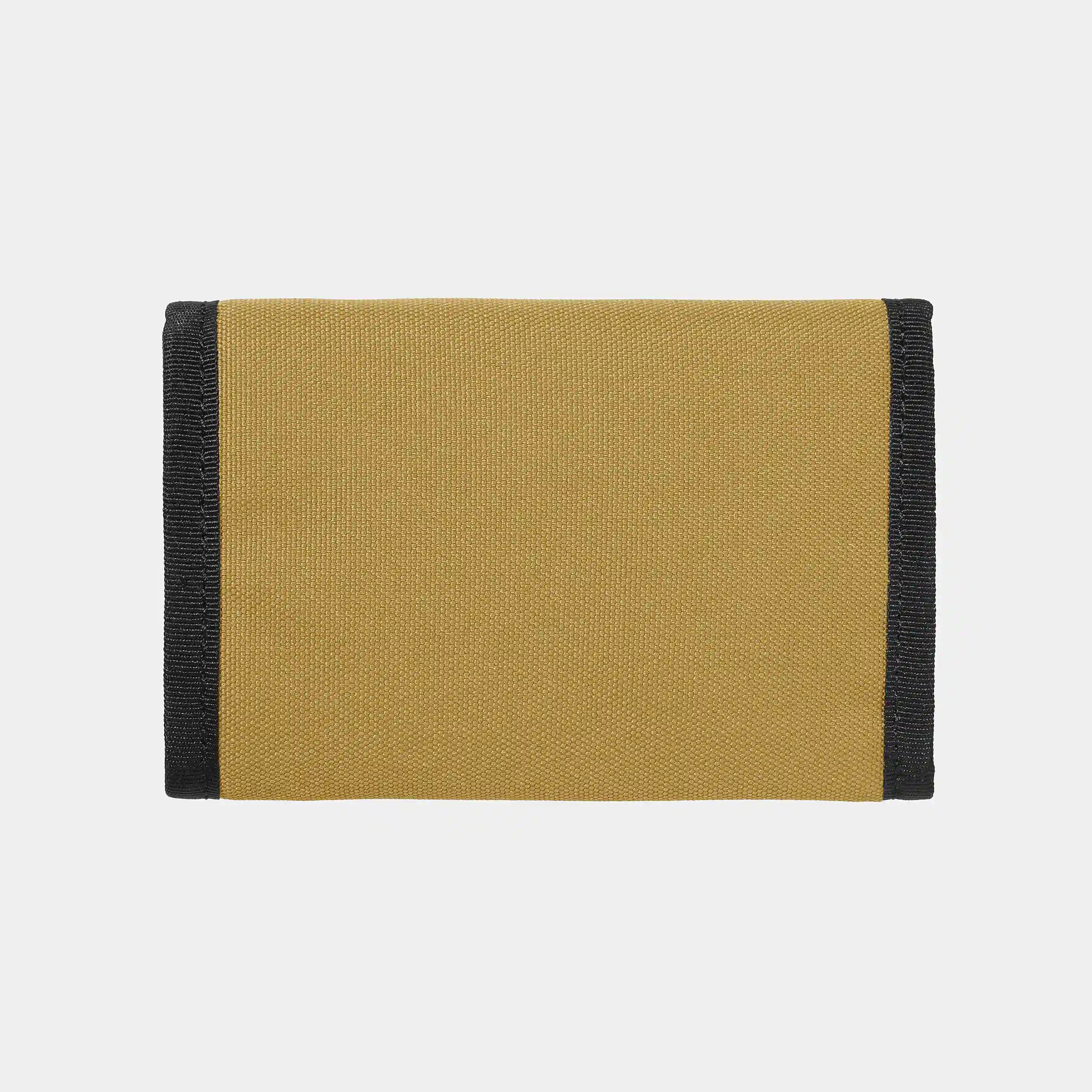 “Bourbon farbenes Carhartt WIP Alec Wallet aus robustem Material mit mehreren Kartenfächern, Schein- und Münzfach, sowie Logo-Patch.“