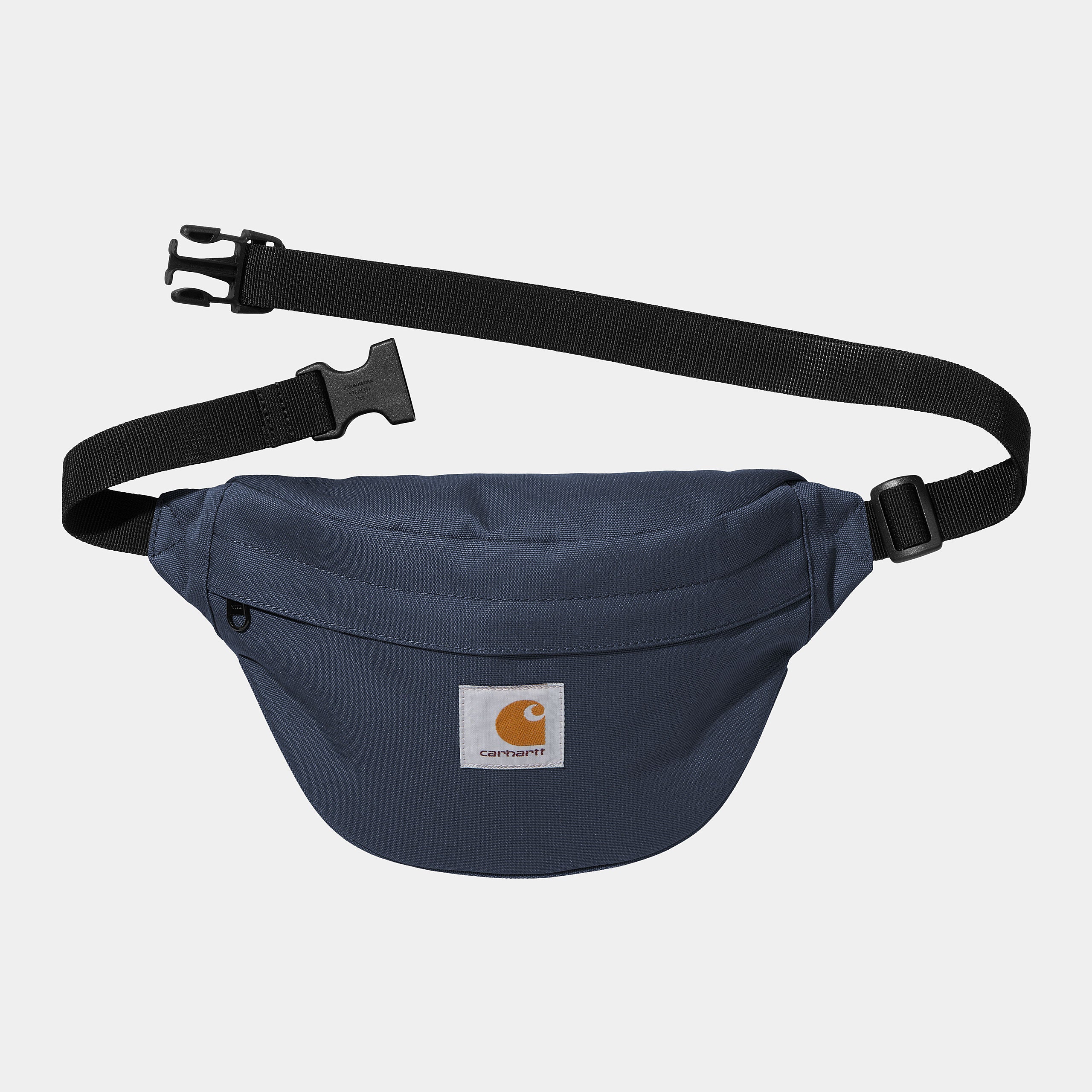 Carhartt WIP Jake Hip Bag – Blue. Blaue Bauchtasche aus Polyester-Duck-Canvas, mit Reißverschluss, verstellbarem Riemen und Carhartt WIP Square Label auf der Vorderseite.