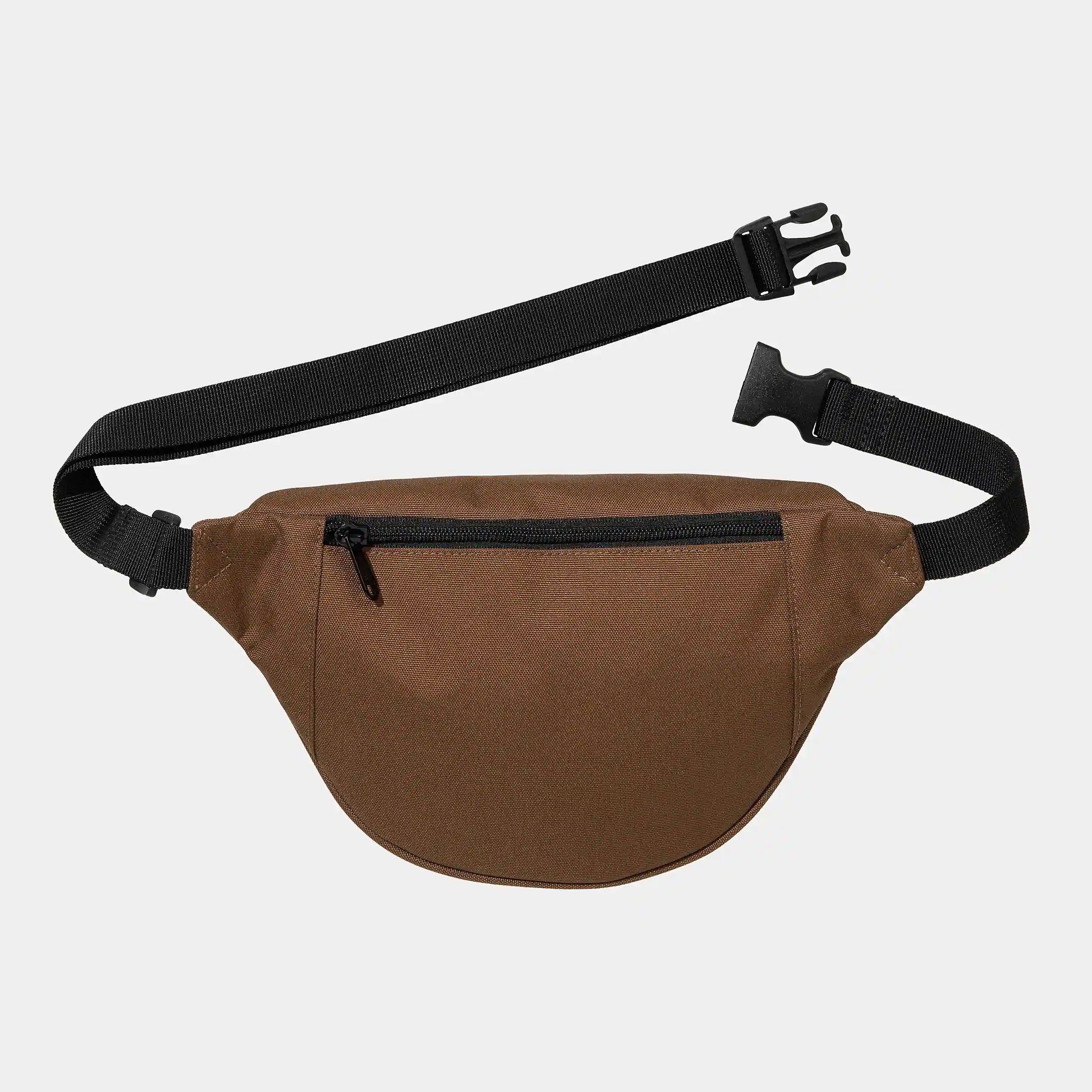 Carhartt WIP Jake Hip Bag – Tamarind. Braune Bauchtasche aus wasserabweisendem Canvas-Stoff, mit Reißverschluss, verstellbarem Riemen und Carhartt WIP Logo.