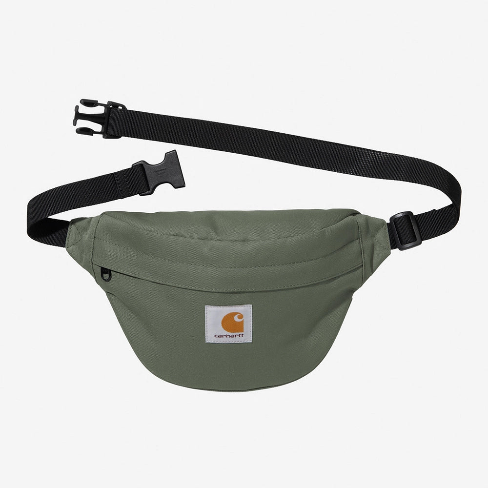 Carhartt WIP Jake Hip Bag – Opuntia. Olivgrüne Bauchtasche aus wasserabweisendem Canvas-Stoff, mit Reißverschluss, verstellbarem Riemen und Carhartt WIP Logo.