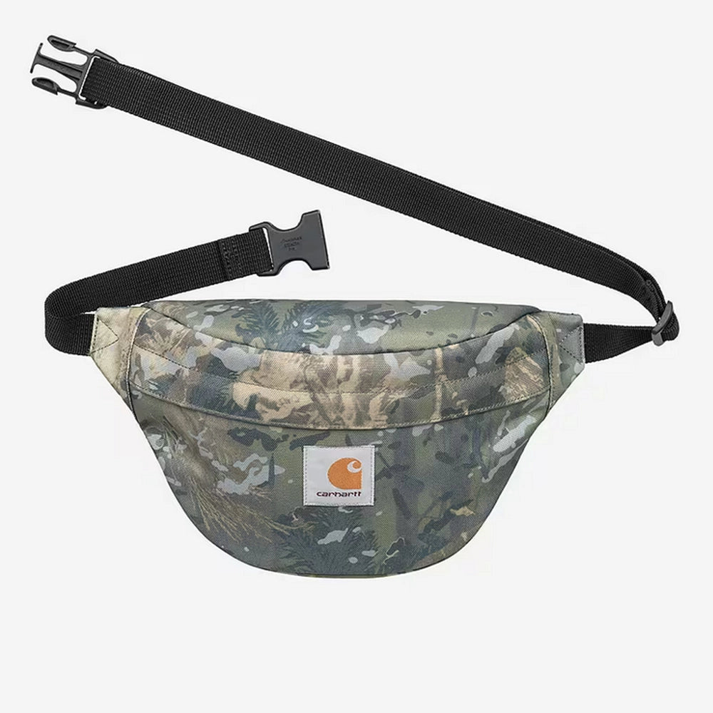 Carhartt WIP Jake Hip Bag – Camo Combi, Green. Grüne Camouflage-Bauchtasche aus Polyester-Duck-Canvas, mit Reißverschluss, verstellbarem Riemen und Carhartt WIP Square Label.