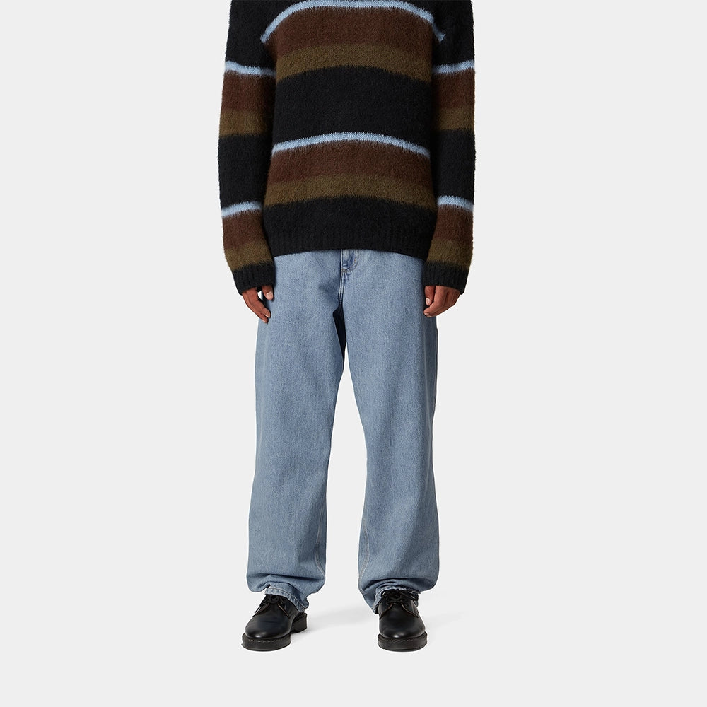 “Carhartt WIP Single Knee Pant – Blue (stone bleached). Hellblaue Denim Worker-Hose aus robustem Baumwoll-Twill, mit geradem Bein und Werkzeugtaschen.“
