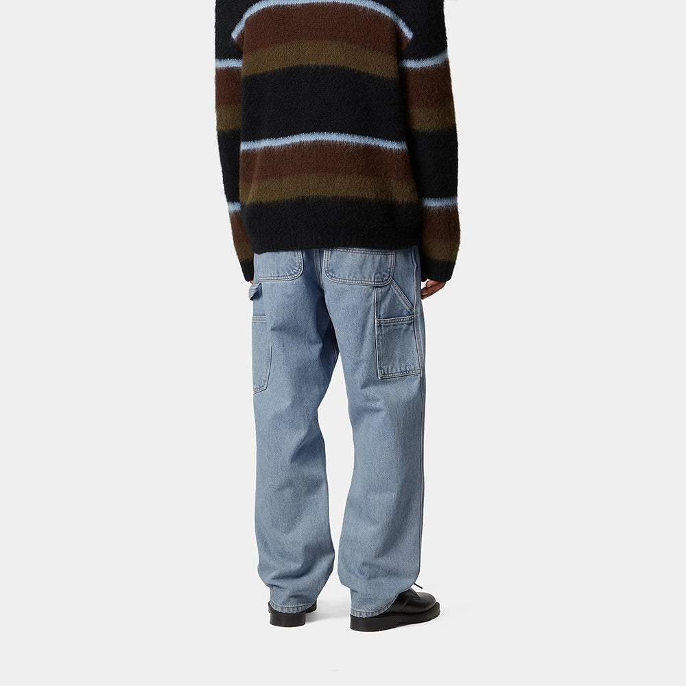 “Carhartt WIP Single Knee Pant – Blue (stone bleached). Hellblaue Denim Worker-Hose aus robustem Baumwoll-Twill, mit geradem Bein und Werkzeugtaschen.“