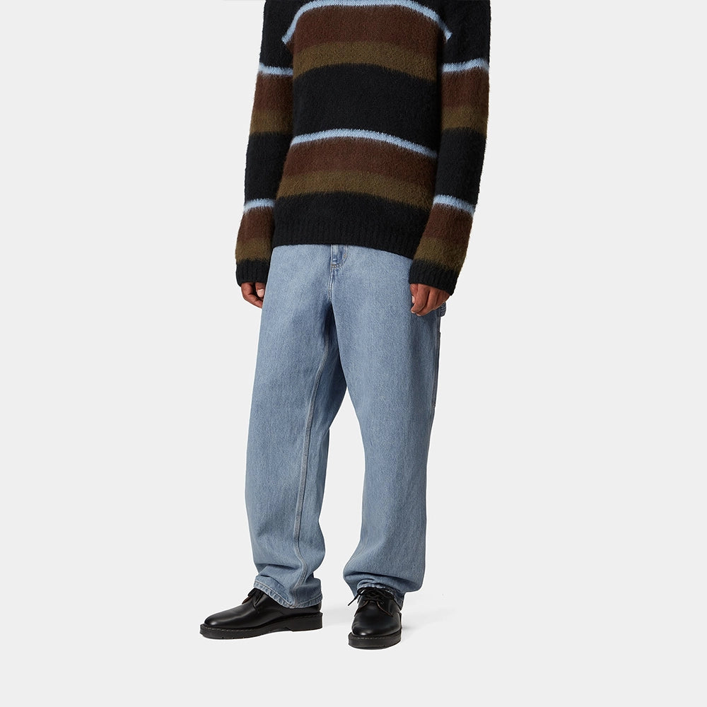 “Carhartt WIP Single Knee Pant – Blue (stone bleached). Hellblaue Denim Worker-Hose aus robustem Baumwoll-Twill, mit geradem Bein und Werkzeugtaschen.“