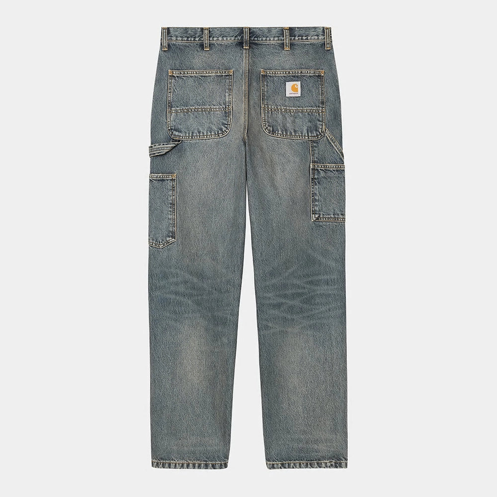 Carhartt WIP Single Knee Pant – Blue (worn used wash). Blaue Baumwoll-Twill-Hose im Used-Look, mit geradem Schnitt, aufgesetzten Taschen und Carhartt WIP Logo-Patch am Gesäß.