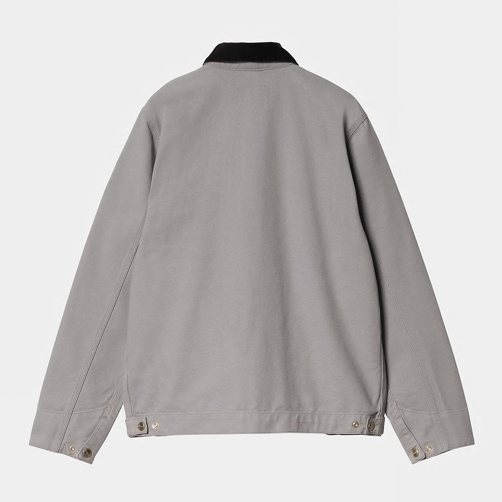 "Carhartt Detroit Jacket, Grau/Schwarz (Rinsed), robustes Canvas, klassische Arbeitsjacke mit schwarzen Kragen und Logo bei Stickabush Berlin.“