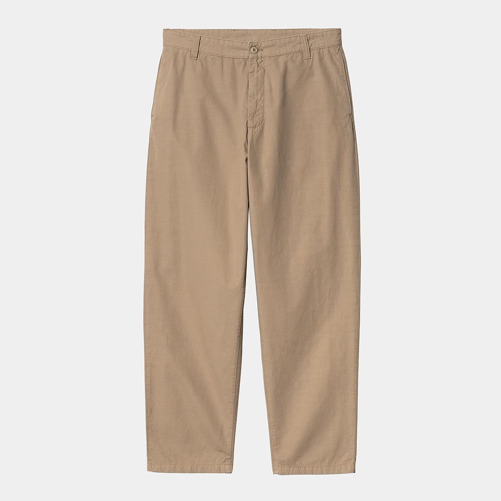 "Carhartt WIP Calder Pant – Leather. Braune Hose aus strapazierfähigem Baumwoll-Twill, locker geschnitten, mit fünf Taschen, Knopfleiste und gewebtem Carhartt WIP Logo."
