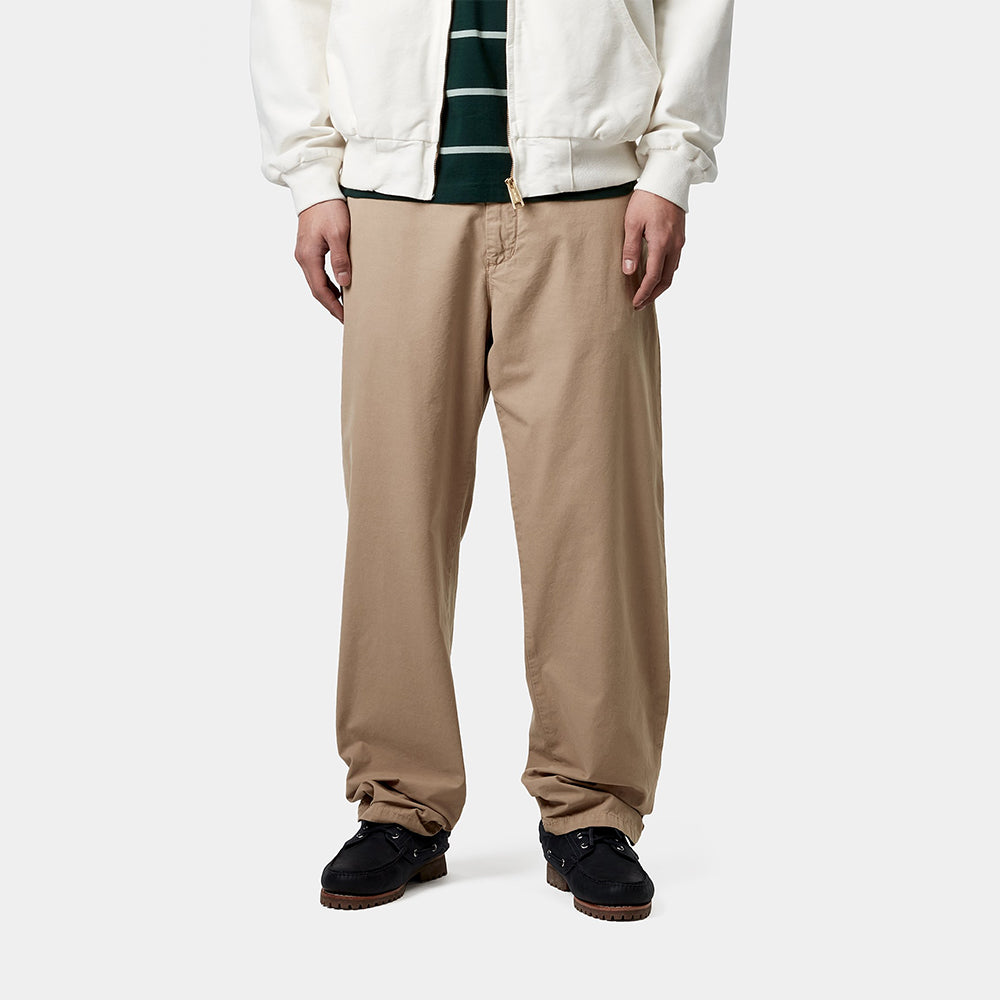 "Carhartt WIP Calder Pant – Leather. Braune Hose aus strapazierfähigem Baumwoll-Twill, locker geschnitten, mit fünf Taschen, Knopfleiste und gewebtem Carhartt WIP Logo."