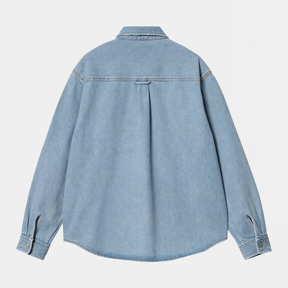 “Rückeansicht der Carhartt WIP Harvey Shirt Jacket in hellblauem Stone Bleached Denim – Robuste Hemdjacke für Herren mit Brusttaschen bei Stickabush Berlin.“