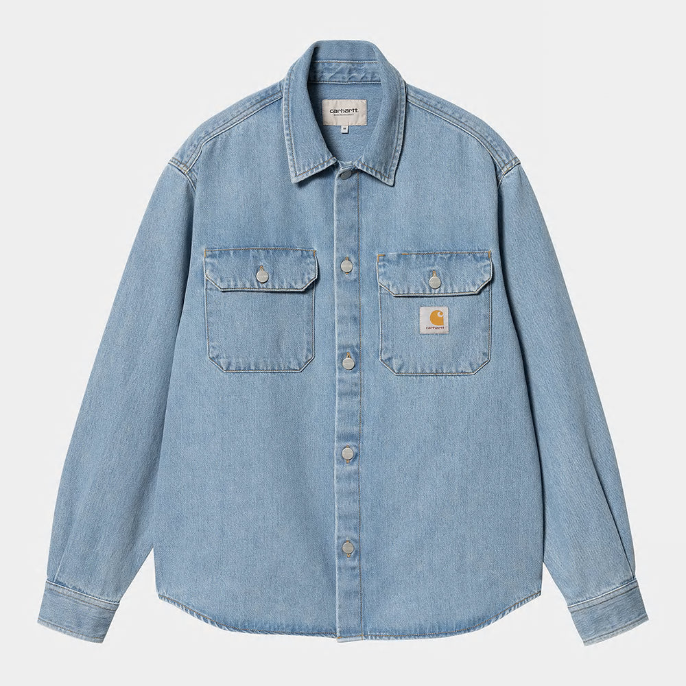 “Vorderansicht der Carhartt WIP Harvey Shirt Jacket in hellblauem Stone Bleached Denim – Robuste Hemdjacke für Herren mit Brusttaschen bei Stickabush Berlin.“