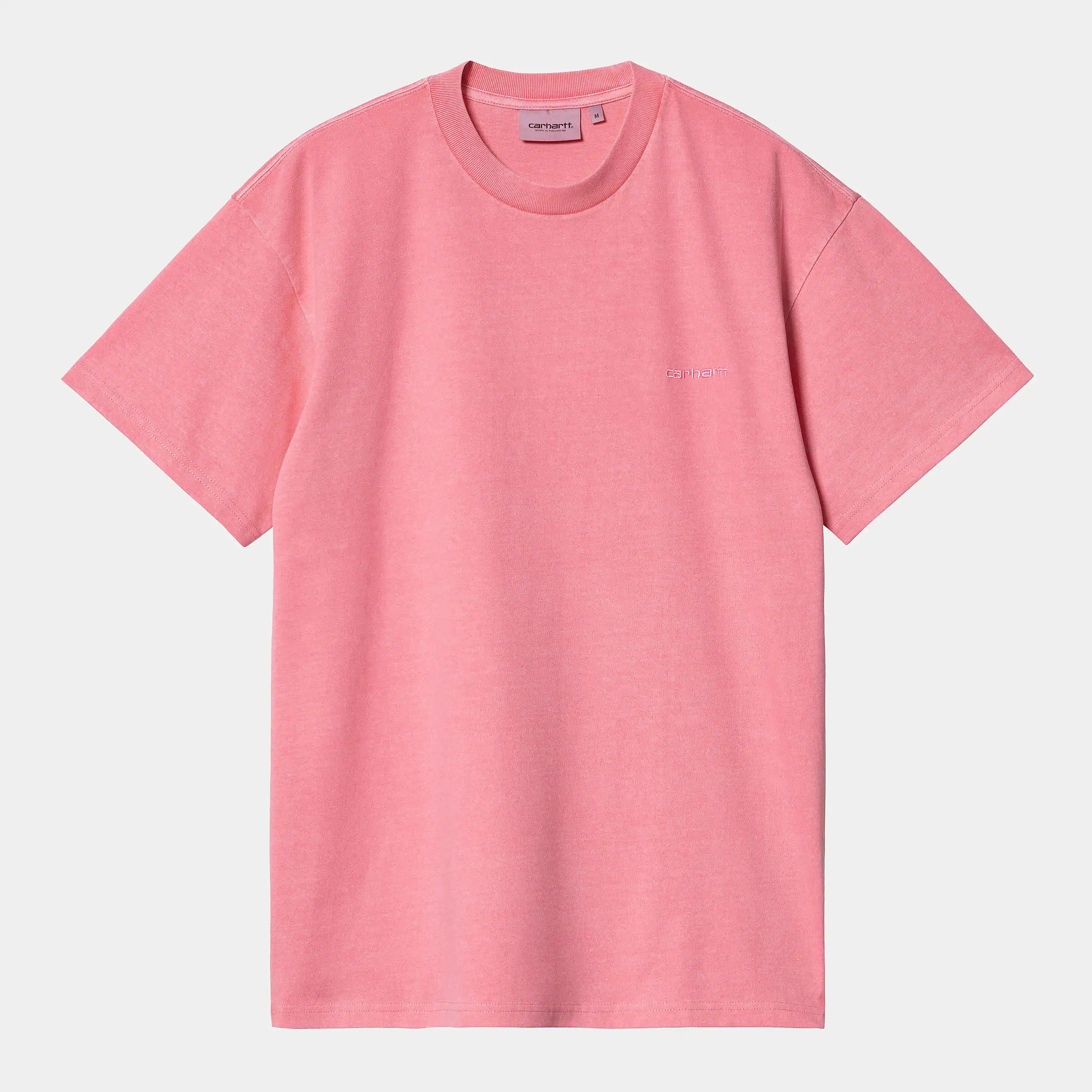 Carhartt WIP S/S Duster Script T-Shirt – Charm Pink (garment dyed). Rosafarbenes Baumwoll-T-Shirt mit Rundhals und weißer Carhartt WIP Script-Logo-Stickerei auf der Brust.