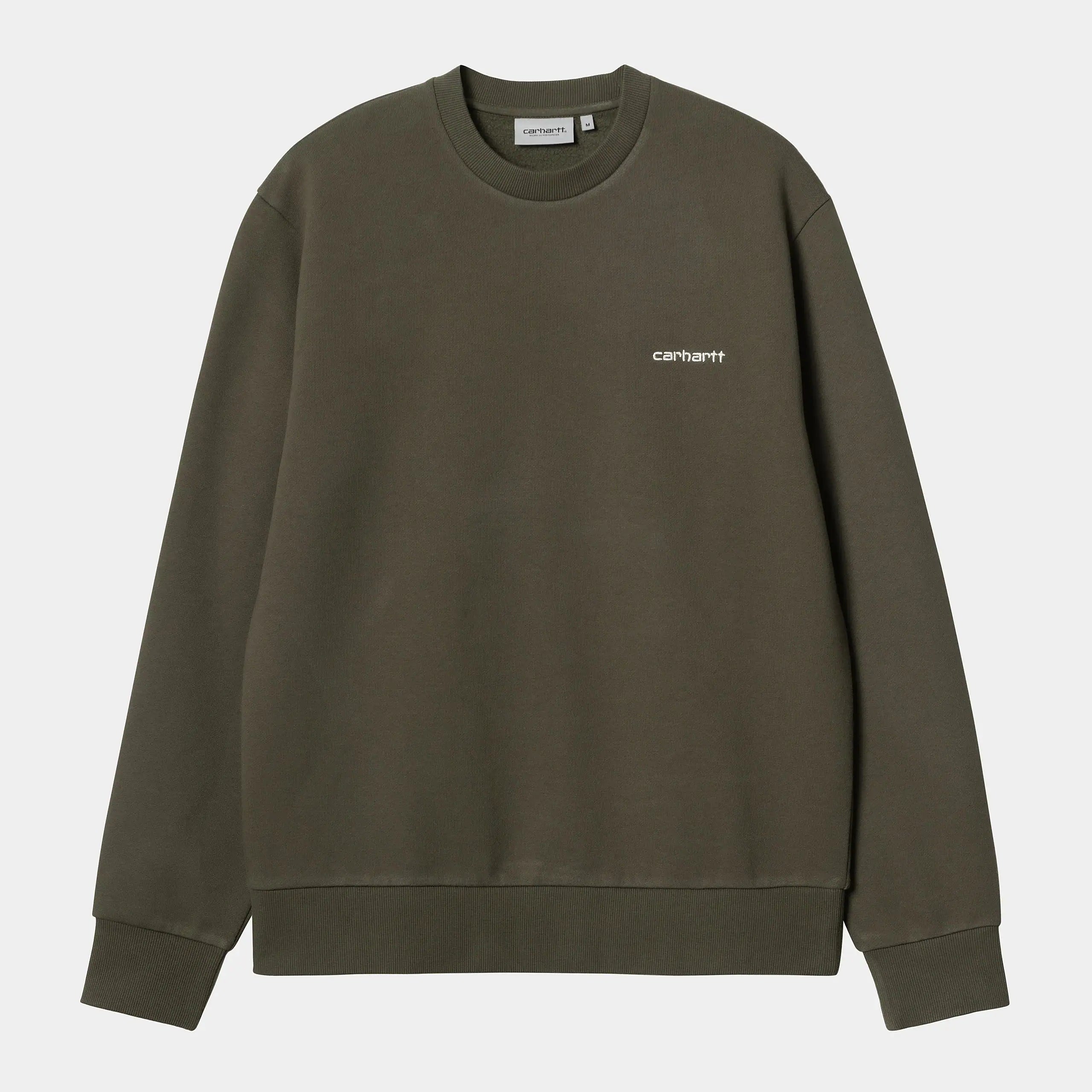“Carhartt WIP Script Embroidery Sweat – Cypress / White. Grünes Sweatshirt aus Baumwoll-Polyester-Mix, mit Rundhals und weißer Carhartt Script-Logo-Stickerei auf der Brust.“