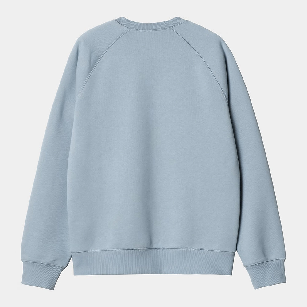 “Hellblauer Carhartt WIP Chase Crewneck (Frosted Blue) mit goldener Logo-Stickerei am Ärmel – Regular Fit bei Stickabush.“