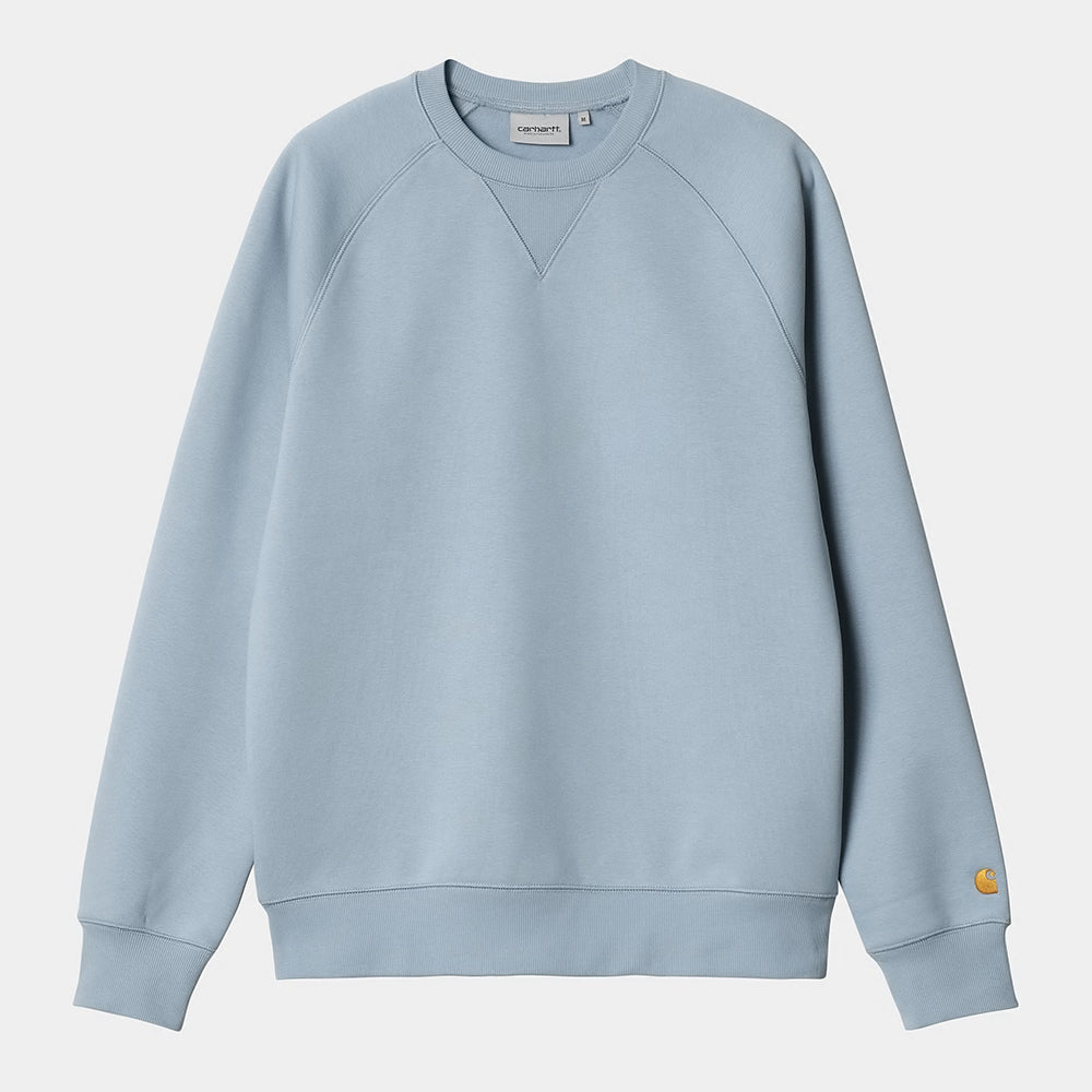 “Hellblauer Carhartt WIP Chase Crewneck (Frosted Blue) mit goldener Logo-Stickerei am Ärmel – Regular Fit bei Stickabush.“