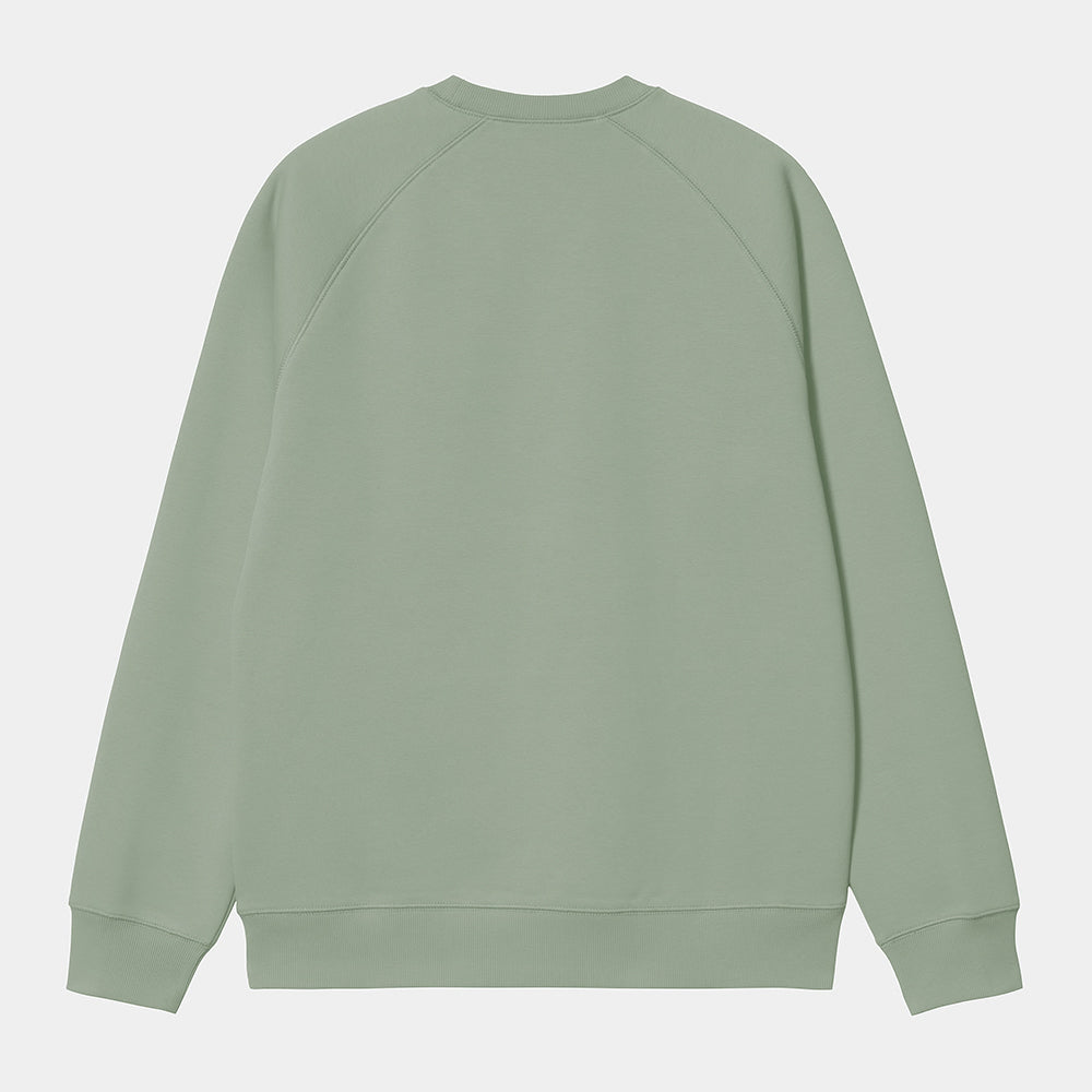“Pastellgrüner Carhartt WIP Chase Crewneck (Frosted Green) mit goldener Logo-Stickerei am Ärmel – Regular Fit bei Stickabush.“