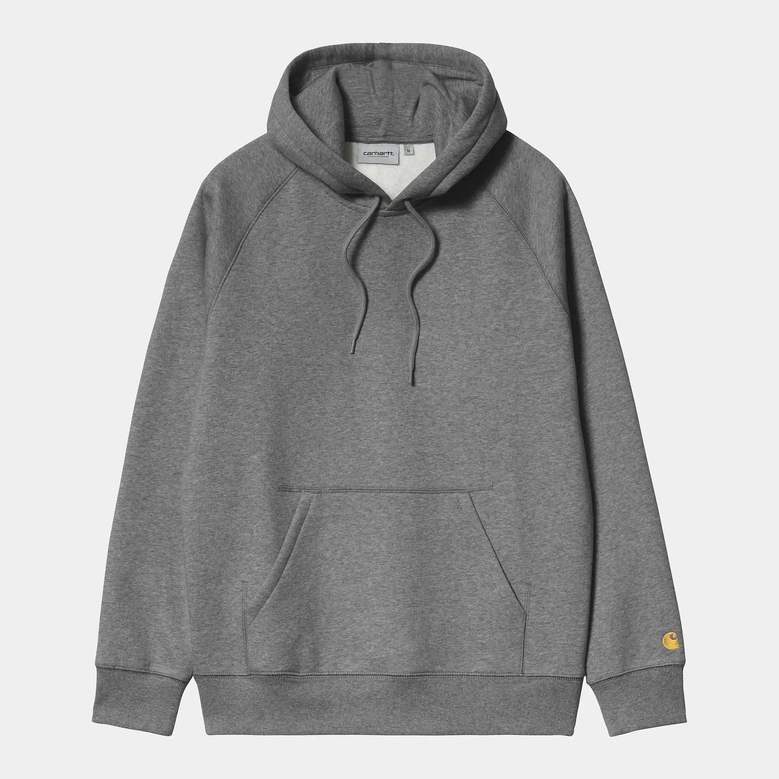 "Carhartt Hooded Chase Sweat in Dunkelgrau meliert/Gold, aus Baumwollmischung, Kapuze mit Kordel, goldene Logo-Stickerei, klassischer Hoodie-Stil bei Stickabush Berlin."
