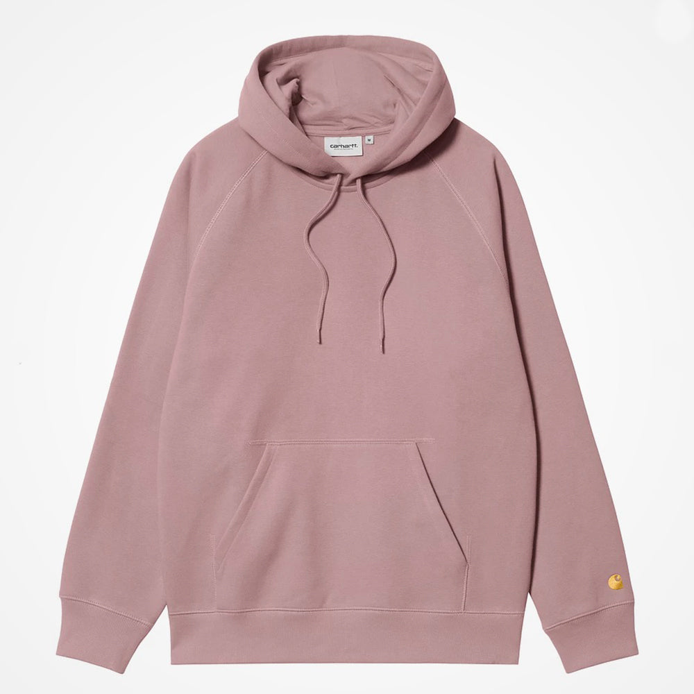 „Carhartt WIP Hooded Chase Sweatshirt in Glassy Pink (Altrosa) – Detailansicht des schweren Stoffs und des goldenen Logo-Sticks bei Stickabush Berlin.“