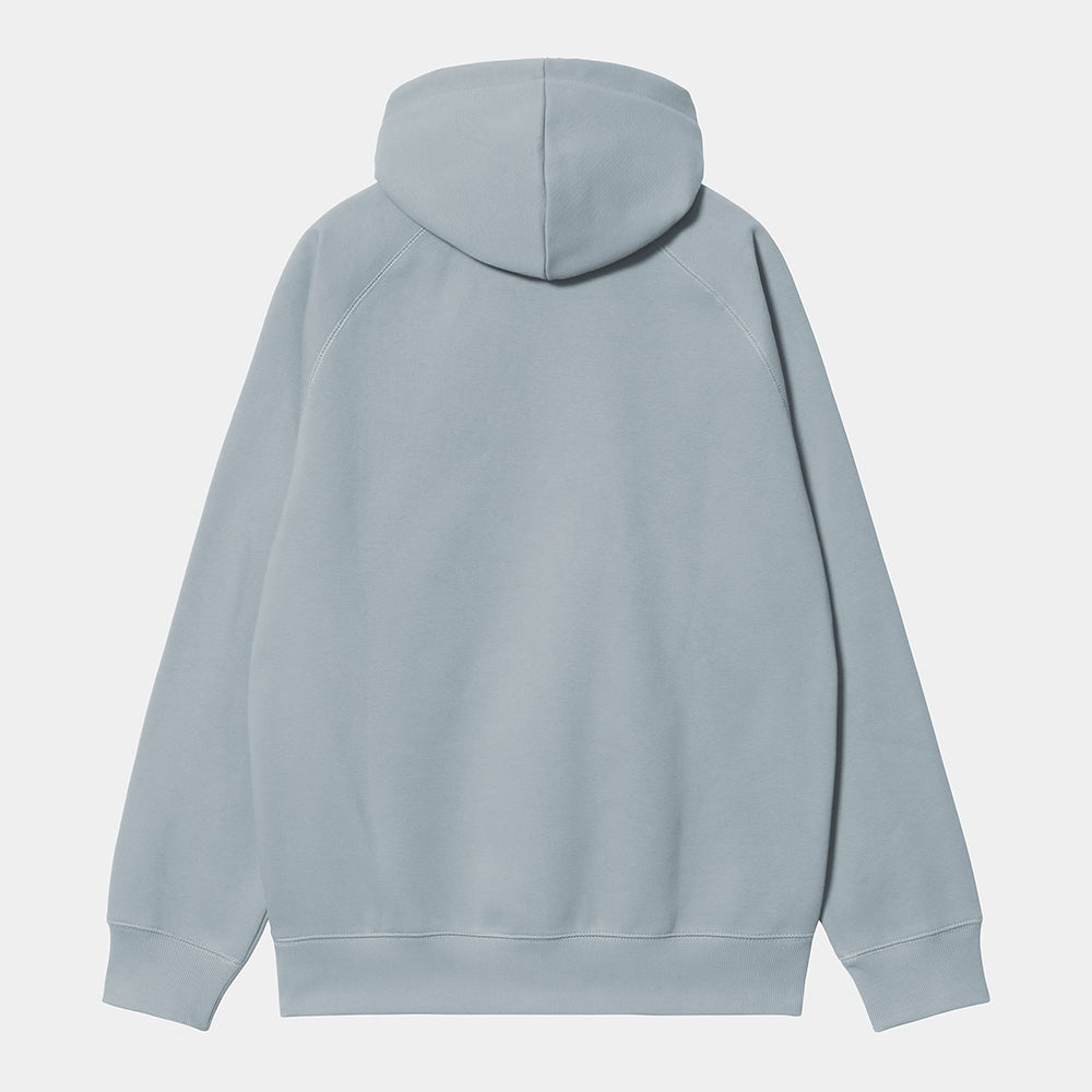 „Kapuzenpullover mit Stil: Carhartt WIP Chase Hoodie in Eisblau (Frosted Blue) mit goldenem Logo-Stickbei Stickabush Berlin.“