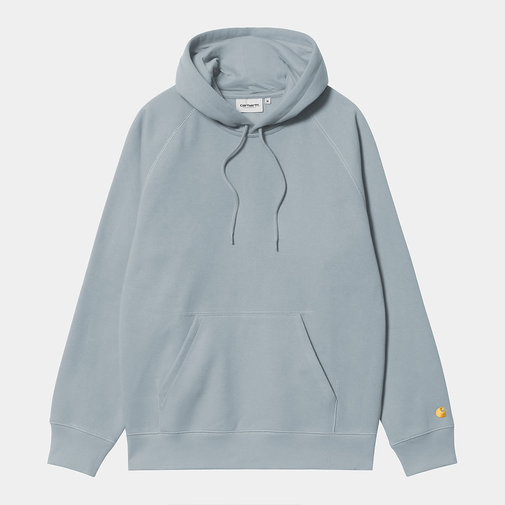 „Kapuzenpullover mit Stil: Carhartt WIP Chase Hoodie in Eisblau (Frosted Blue) mit goldenem Logo-Stickbei Stickabush Berlin.“