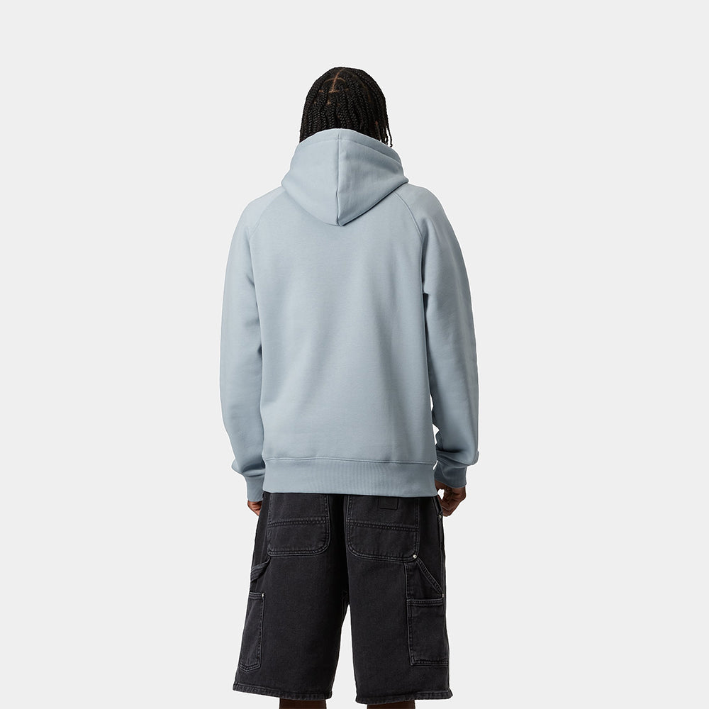 „Kapuzenpullover mit Stil: Carhartt WIP Chase Hoodie in Eisblau (Frosted Blue) mit goldenem Logo-Stickbei Stickabush Berlin.“