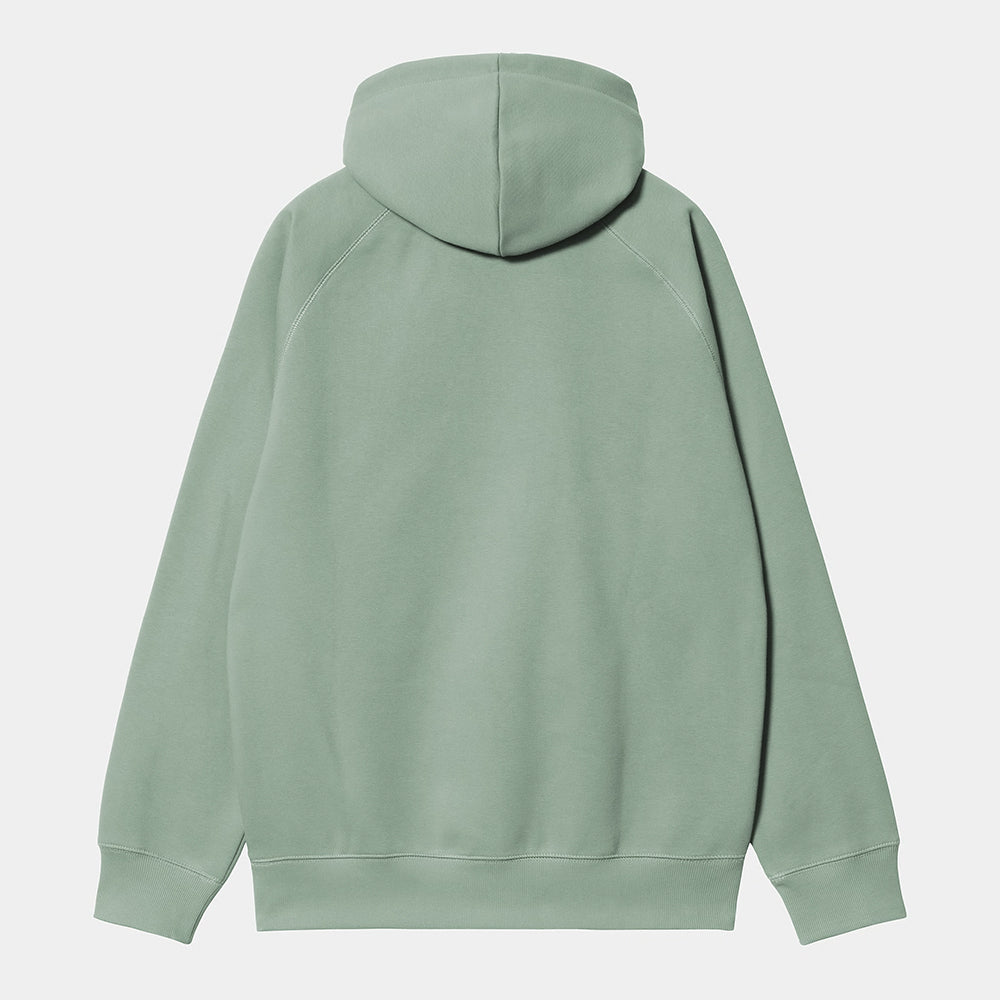 „Carhartt WIP Hooded Chase Sweatshirt in Frosted Green (Hellgrün) mit goldenem Logo-Stick – Heavyweight Qualität bei Stickabush Berlin.“