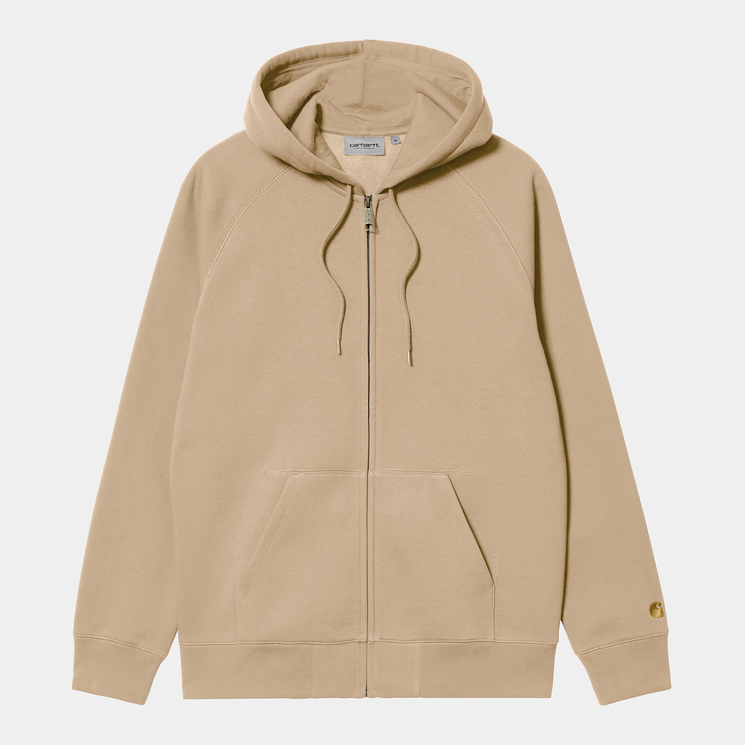 „Sand farbener Carhartt WIP Chase Zip Hoodie in Sable mit durchgehendem Reißverschluss und goldenem Logo-Stick am Ärmel bei Stickabush Berlin.“