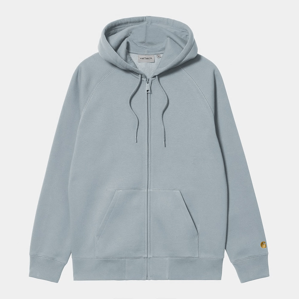 "Carhartt WIP Hooded Chase Jacket in Frosted Blue. Das ultimative Zip-Hoodie für Herren und Damen mit gerippten Bündchen, Kapuze und Carhartt-Logo am Ärmel bei Stickabush Berlin.“