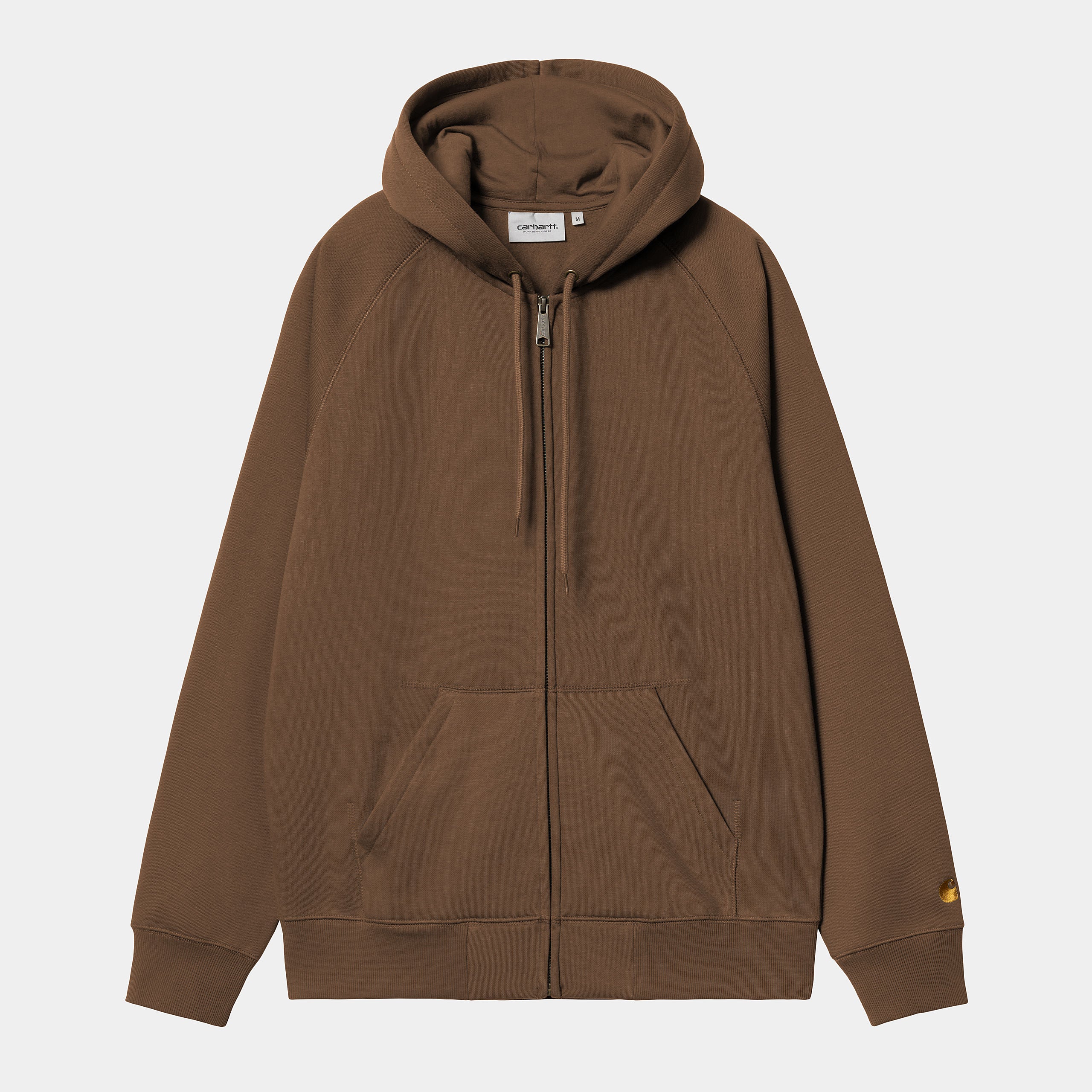 "Carhartt Hooded Chase Jacket in Braun/Gold, I033664_218_XX, Carhartt Zip Hoodie aus Baumwollmischung, Kapuze, goldene Logo-Stickerei, klassische Sweatjacke."