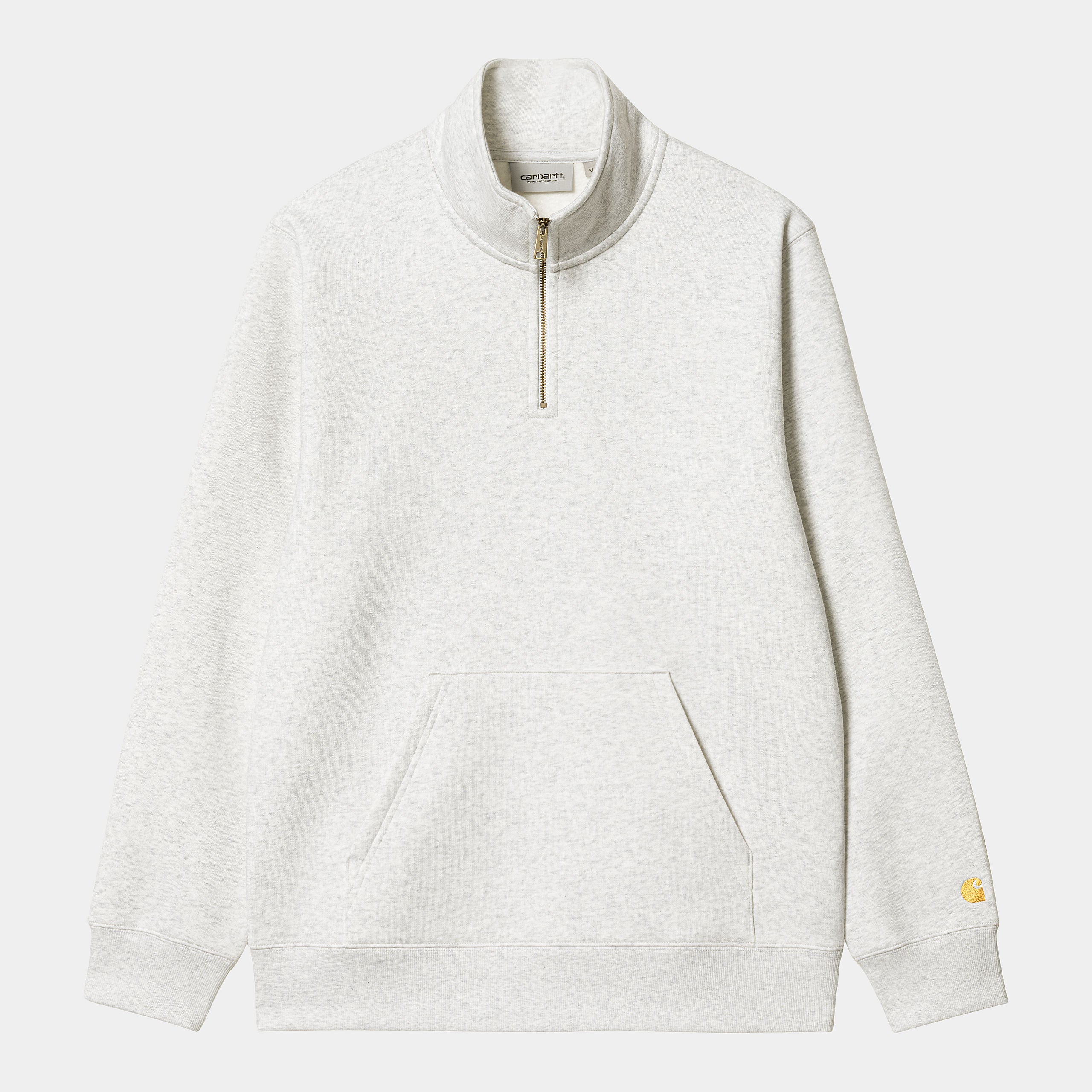 “Carhartt WIP Chase Neck Zip Sweat in Ash Heather, aus Baumwollmix, mit kurzem Reißverschluss und goldener Logo-Stickerei am Ärmel.“