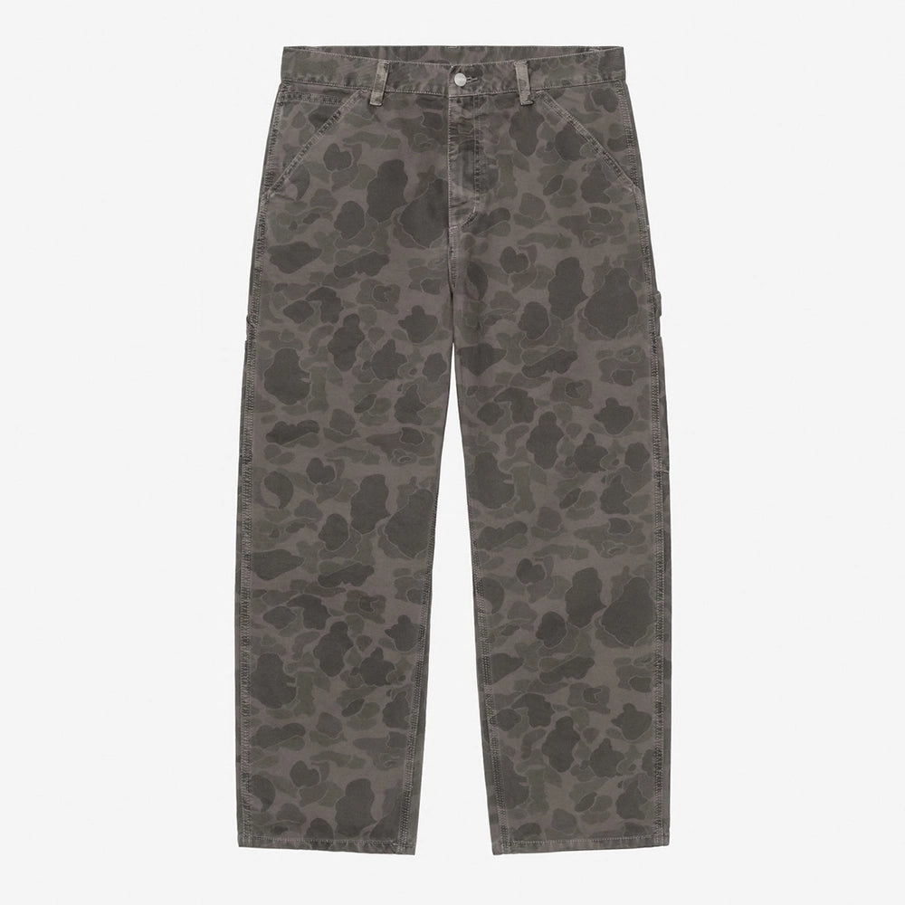 “Carhartt WIP Duck Single Knee Pant in Camo Duck. Robuste Workwear Canvas-Hose in Grün/Porphyr-Färbung mit Werkzeugtaschen und Hammerschlaufe.“