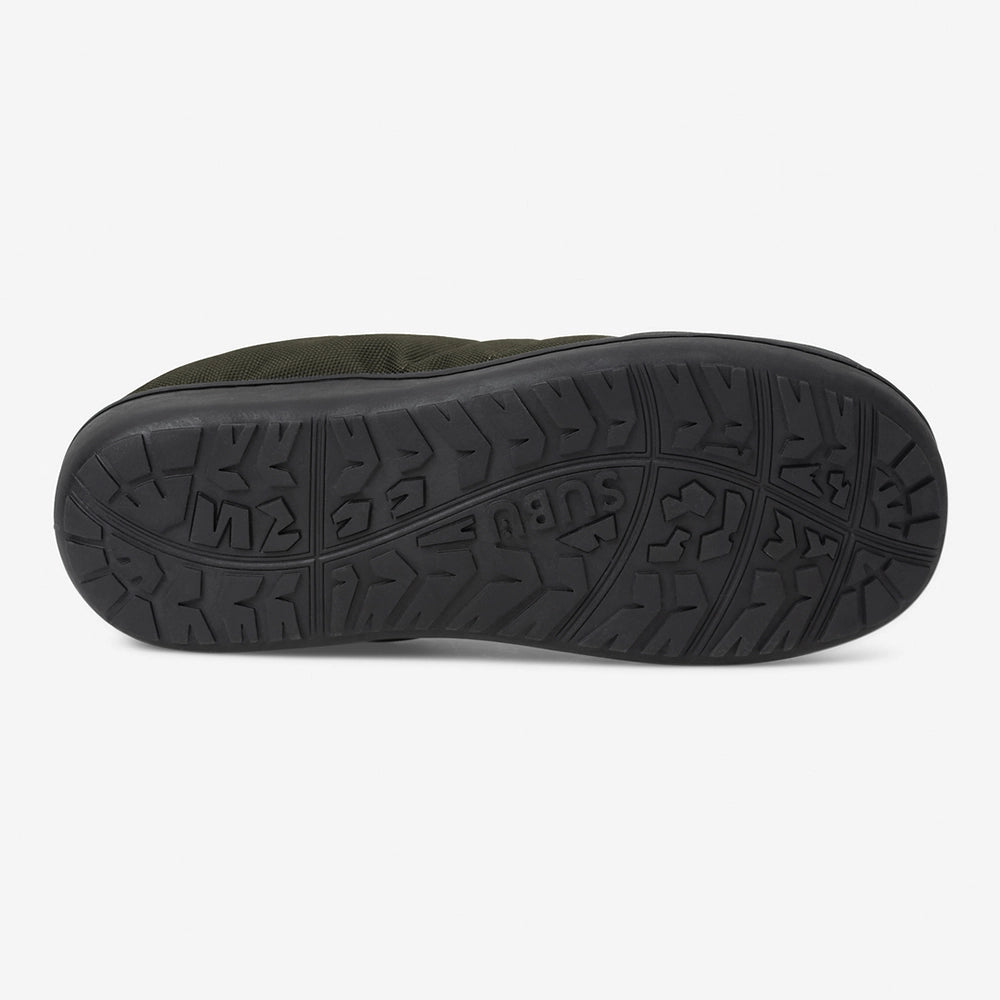 "Carhartt WIP x Subu Slippers in Olive. Gefütterte Pantoletten aus robustem CORDURA®-Material mit Gummisohle."