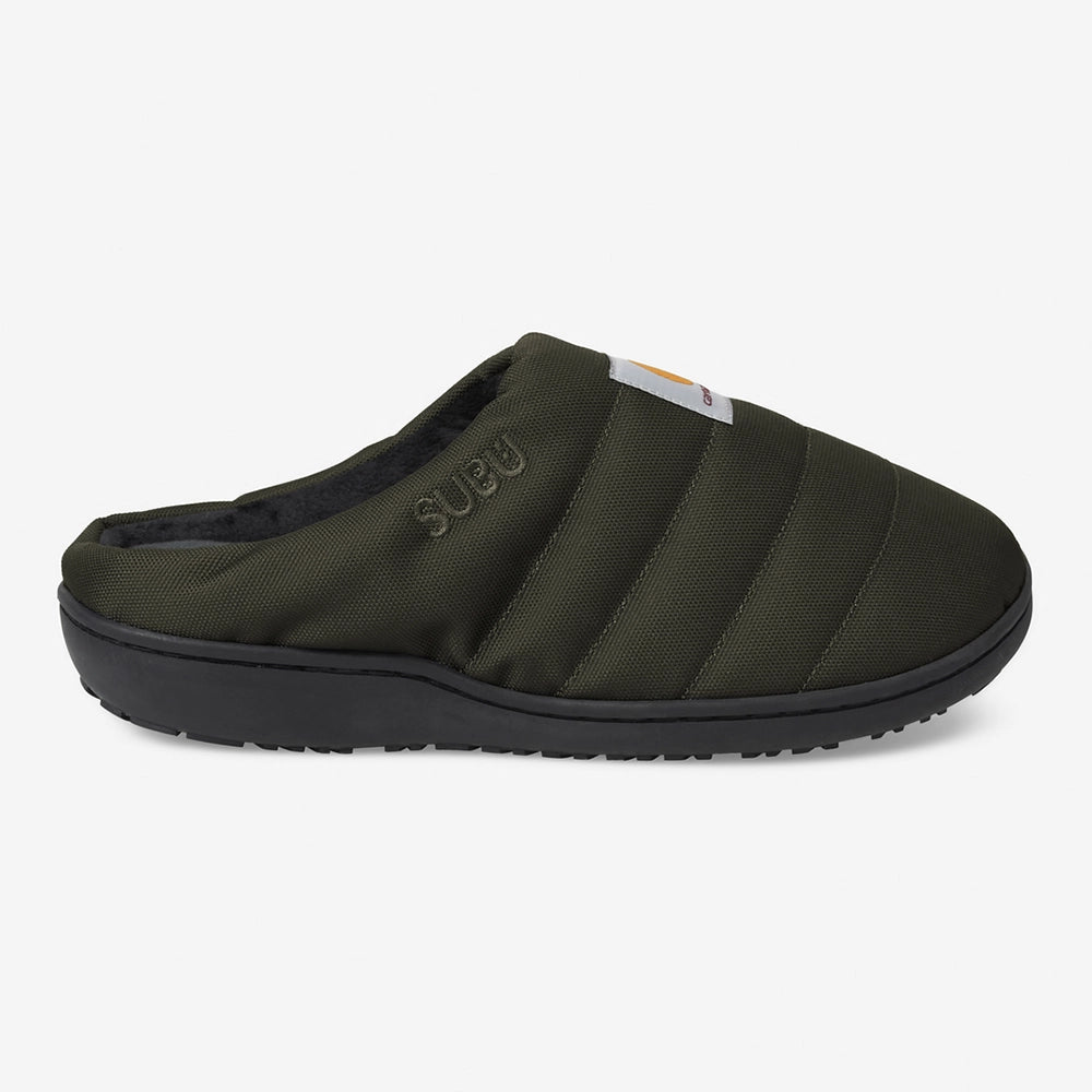 "Carhartt WIP x Subu Slippers in Olive. Gefütterte Pantoletten aus robustem CORDURA®-Material mit Gummisohle."