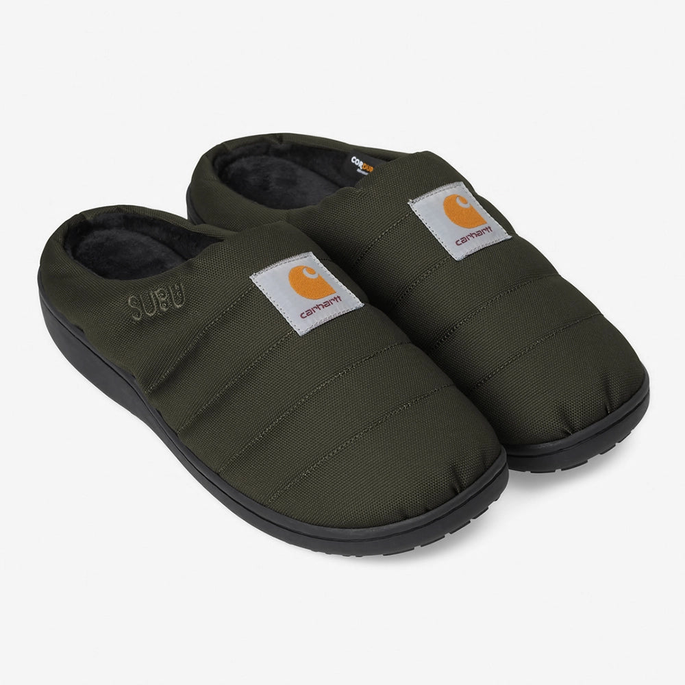 "Carhartt WIP x Subu Slippers in Olive. Gefütterte Pantoletten aus robustem CORDURA®-Material mit Gummisohle."