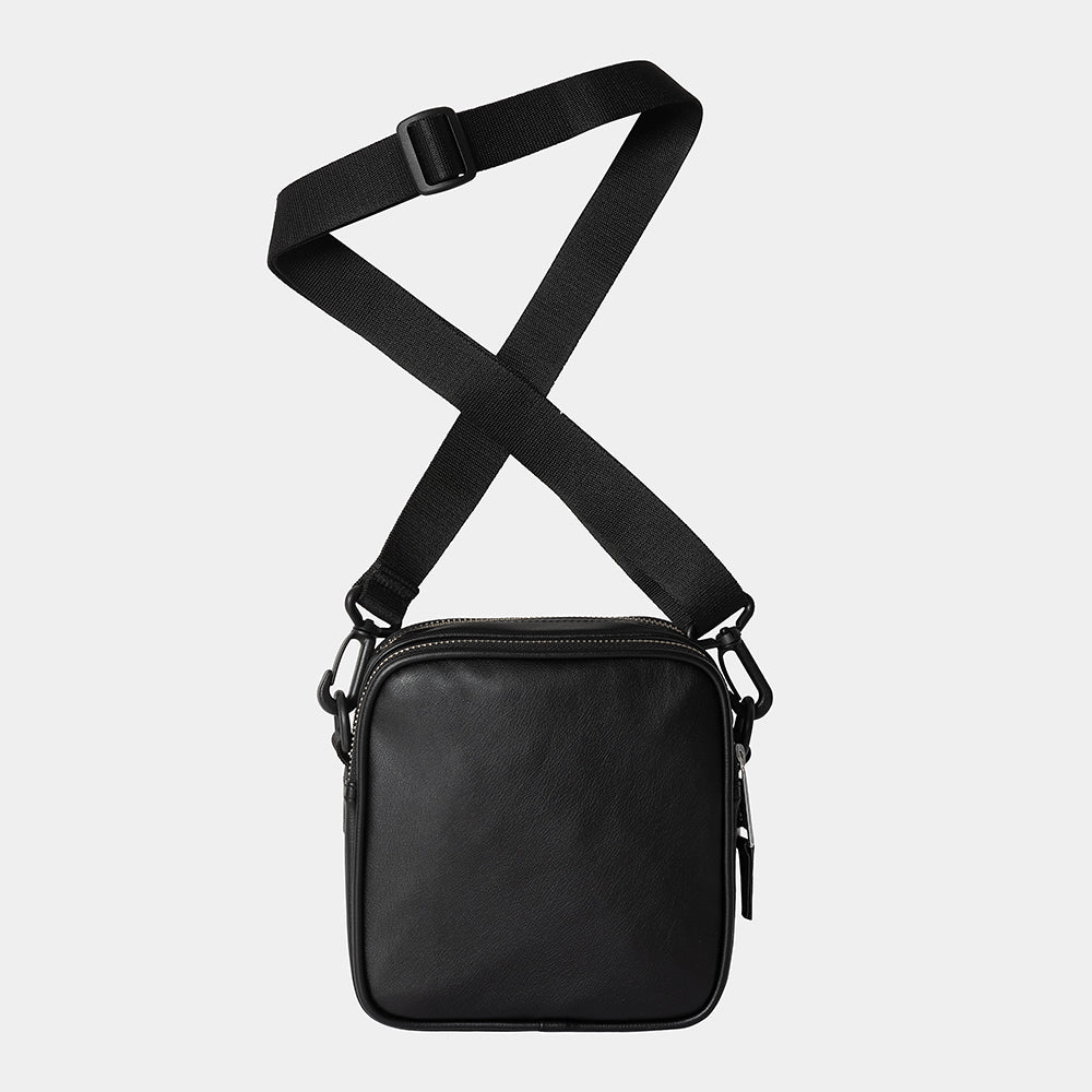 “Carhartt WIP Norwich Bag, Small – Black. Schwarze, kompakte Umhängetasche aus robustem Kunstleder-Material mit Reißverschluss und Fronttasche.“
