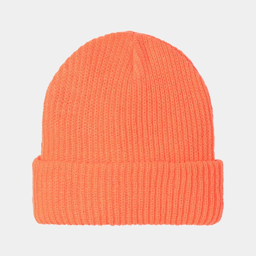 "Carhartt WIP Industry Beanie – Lumo Orange / Black. Leuchtorangefarbene Beanie aus Acrylstrick, mit schwarzem Umschlag und quadratischem Carhartt WIP Logo-Patch." 
